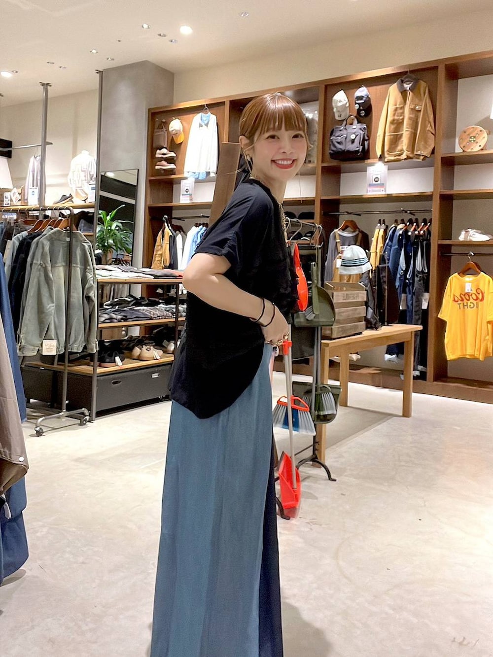 グレー系のショルダーバッグ、ブラック系のTシャツ/カットソー、ゴールド系のネックレスを着用したレディースの秋コーディネートの2枚目の写真