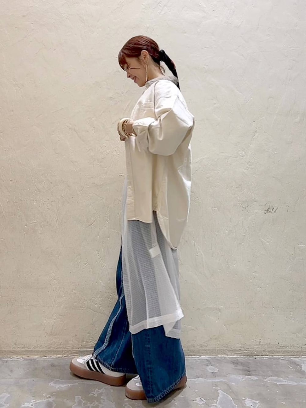 ホワイト系のシャツ/ブラウス、ホワイト系のワンピース、ベージュ系のベストを着用したレディースの秋コーディネートの5枚目の写真