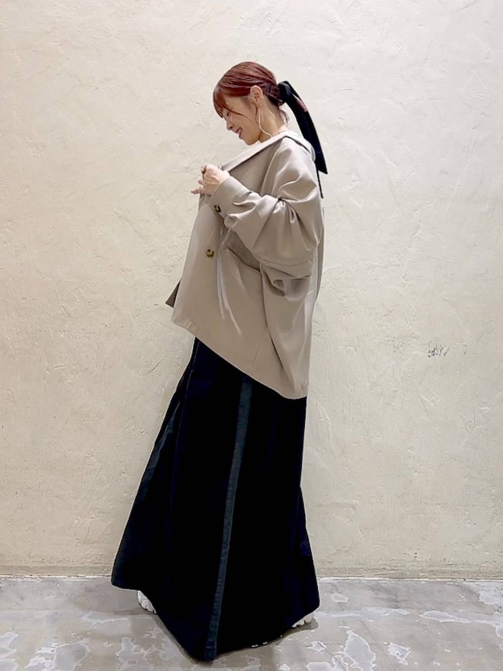 ベージュ系のその他トップス、ブラック系のジャンパースカート、ベージュ系のその他アウターを着用したレディースの夏コーディネートの3枚目の写真