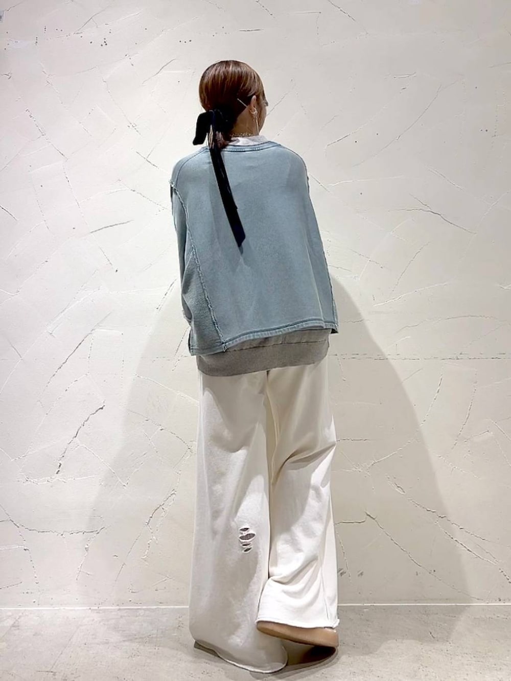 「着痩せ・細見え、体型カバー、ナチュラル、ママコーデ、春コーデ、カジュアル、niko and ...、淡色コーデ、Over40スタッフ、大人カジュアル、スウェット、ポロシャツ、スウェットパンツ、レイヤードスタイル、ネックレス」｜「LOWRYS FARMのレースタイツ　 131027（タイツ/ストッキング、ホワイト系）」を使った、みきてぃ24さん（レディース・158cm）の春コーディネートの4枚目の写真