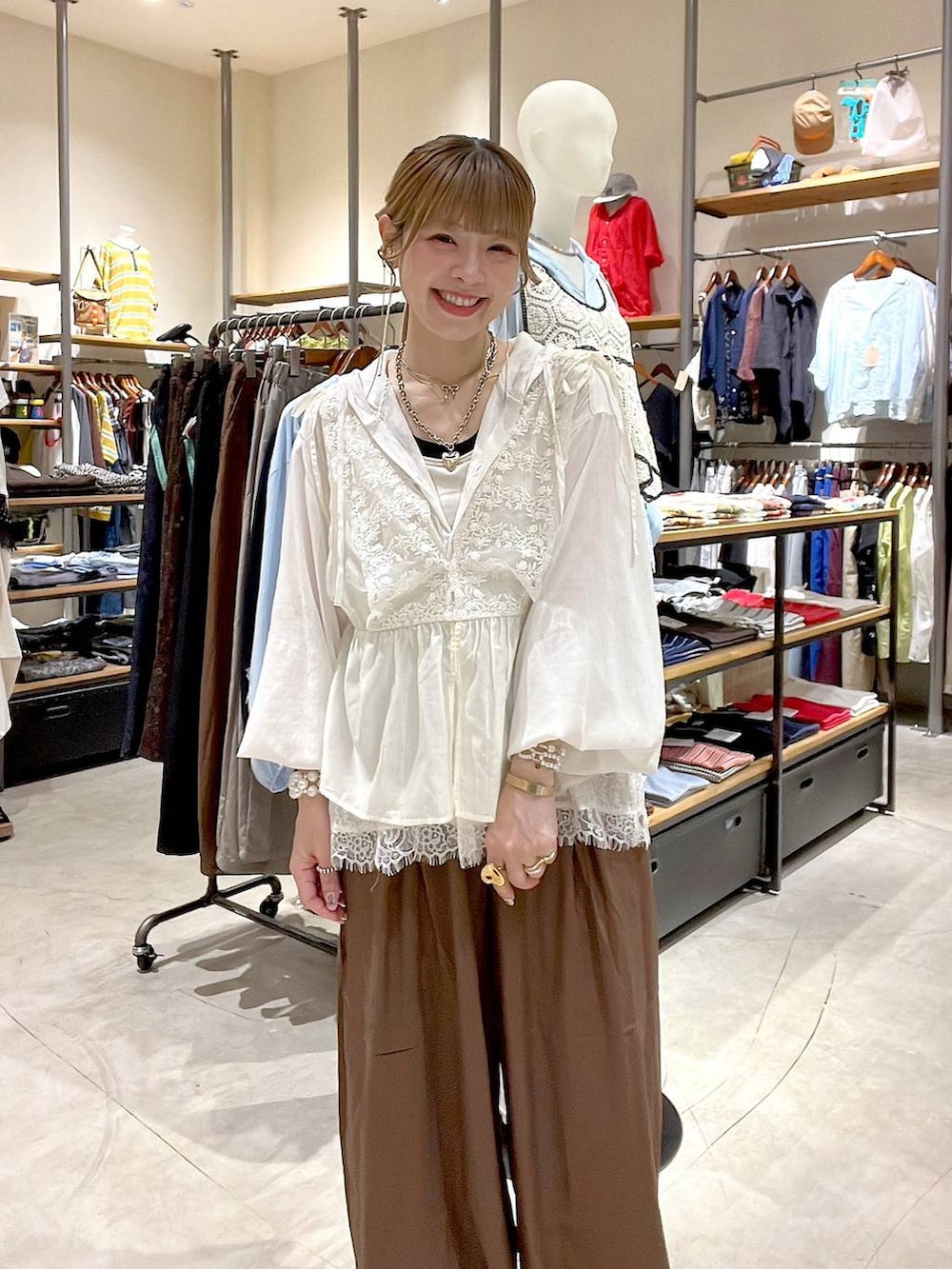 ホワイト系のシャツ/ブラウス、ホワイト系のタンクトップ、ブラウン系のその他パンツを着用したレディースの夏コーディネートの2枚目の写真