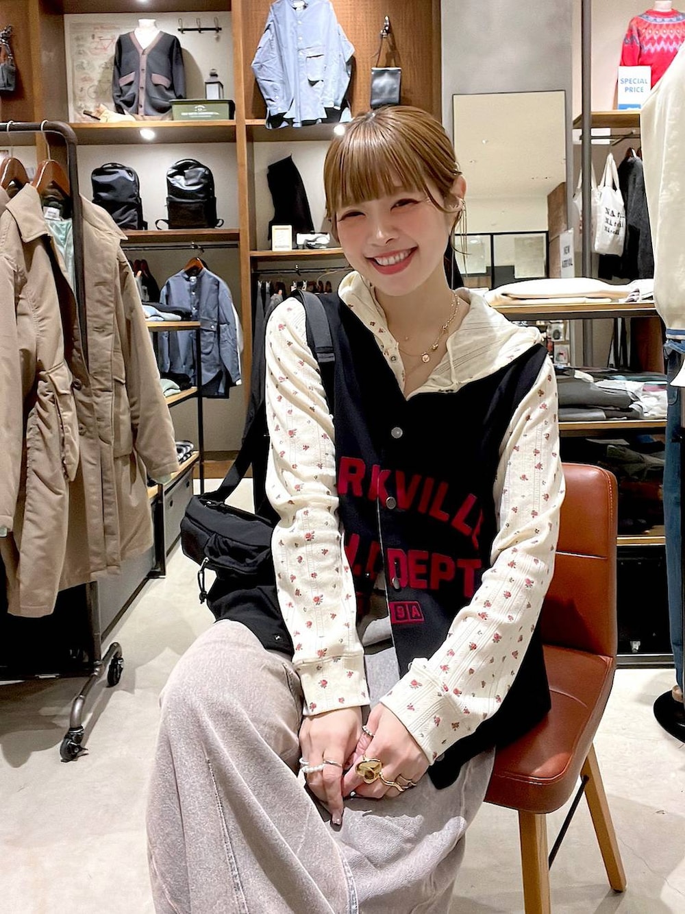 ピンク系のデニムパンツ、ベージュ系のスニーカー、ブラック系のボディバッグ/ウエストポーチを着用したレディースの冬コーディネートの5枚目の写真