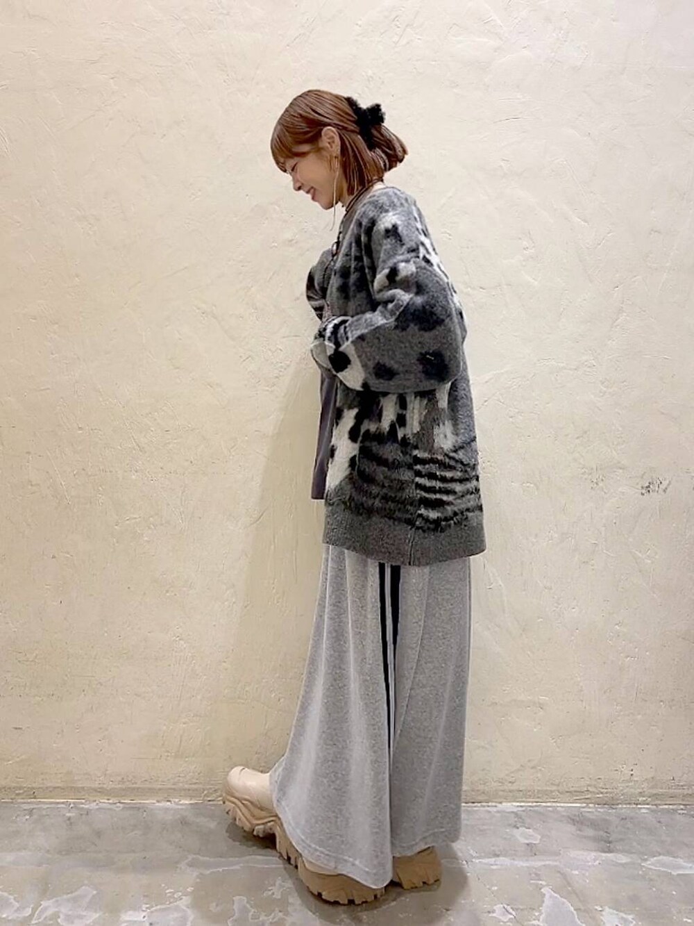 グレー系のTシャツ/カットソー、シルバー系のショルダーバッグ、グレー系のカーディガン/ボレロを着用したレディースの秋コーディネートの6枚目の写真