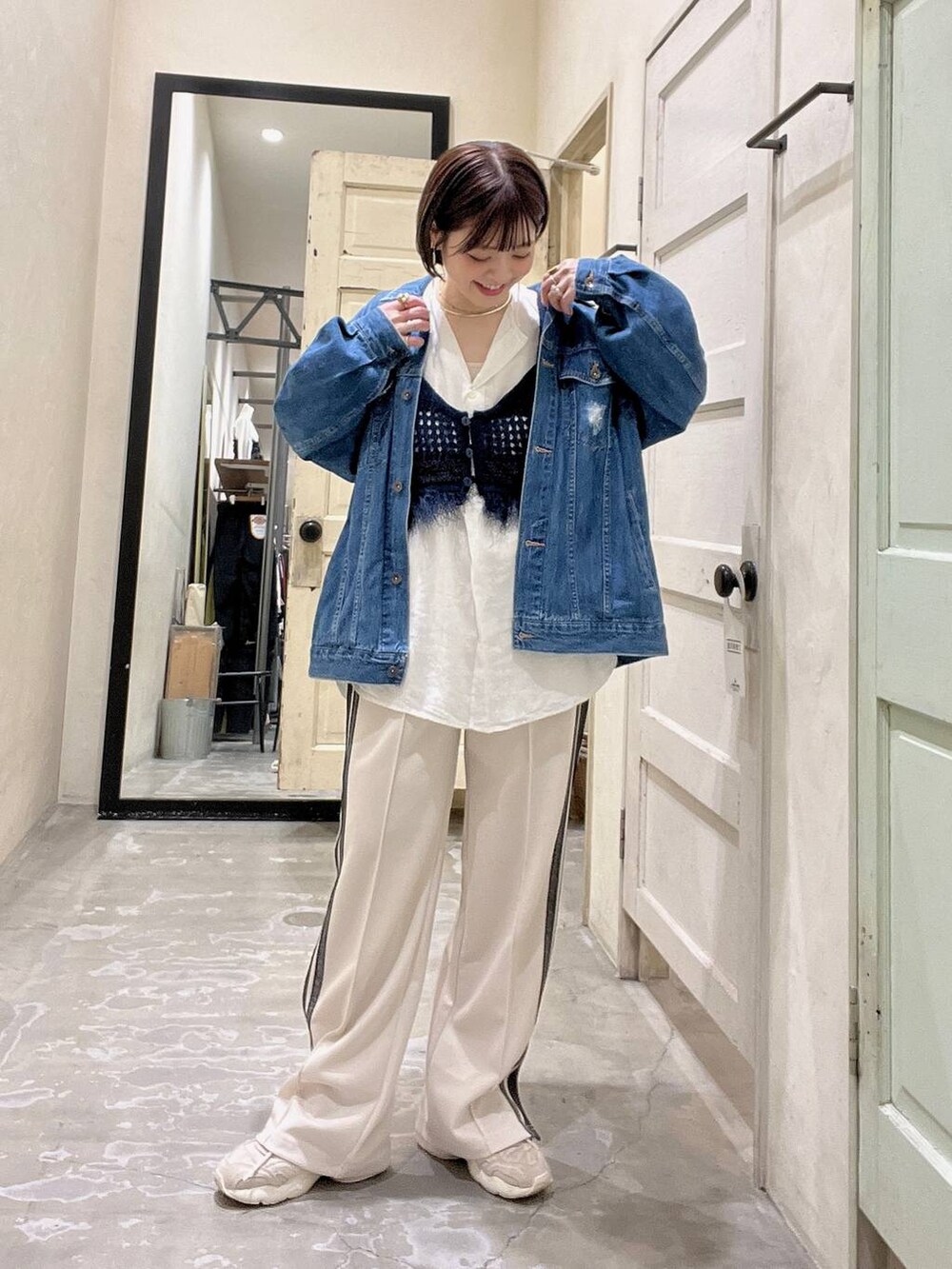 「着痩せ・細見え、体型カバー、ナチュラル、ママコーデ、春コーデ、カジュアル、niko and ...、Over40スタッフ、シャツ、デニムジャケット、スポーティ、レイヤードスタイル」｜「niko and...の[MODE NORM CORE]メッシュフリンジビスチェ（その他トップス、ブルー系）」を使った、みきてぃ24さん（骨格ウェーブ・レディース・158cm）の春コーディネートの3枚目の写真