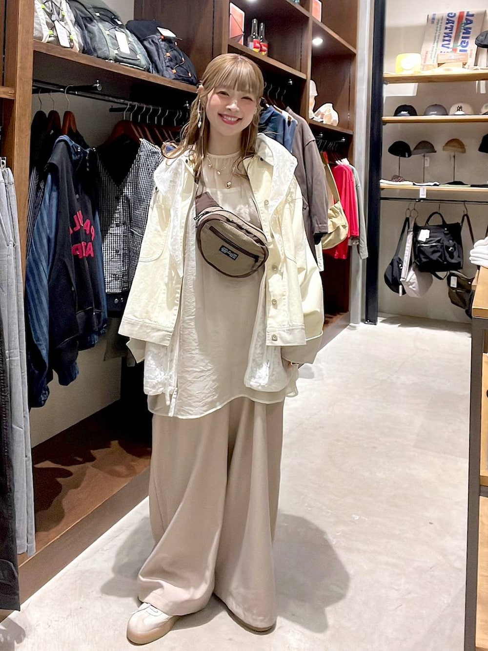 ホワイト系のベスト、ベージュ系のボディバッグ/ウエストポーチ、ホワイト系のブルゾンを着用したレディースの春コーディネートの8枚目の写真