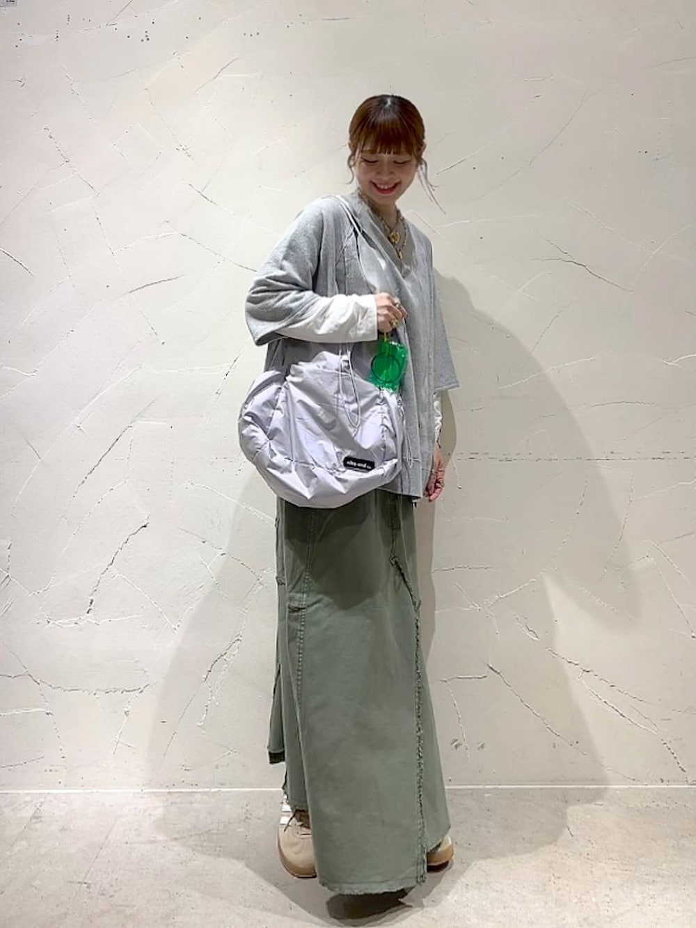 シルバー系のトートバッグ、ホワイト系のTシャツ/カットソー、グレー系のTシャツ/カットソーを着用したレディースの春コーディネートの3枚目の写真