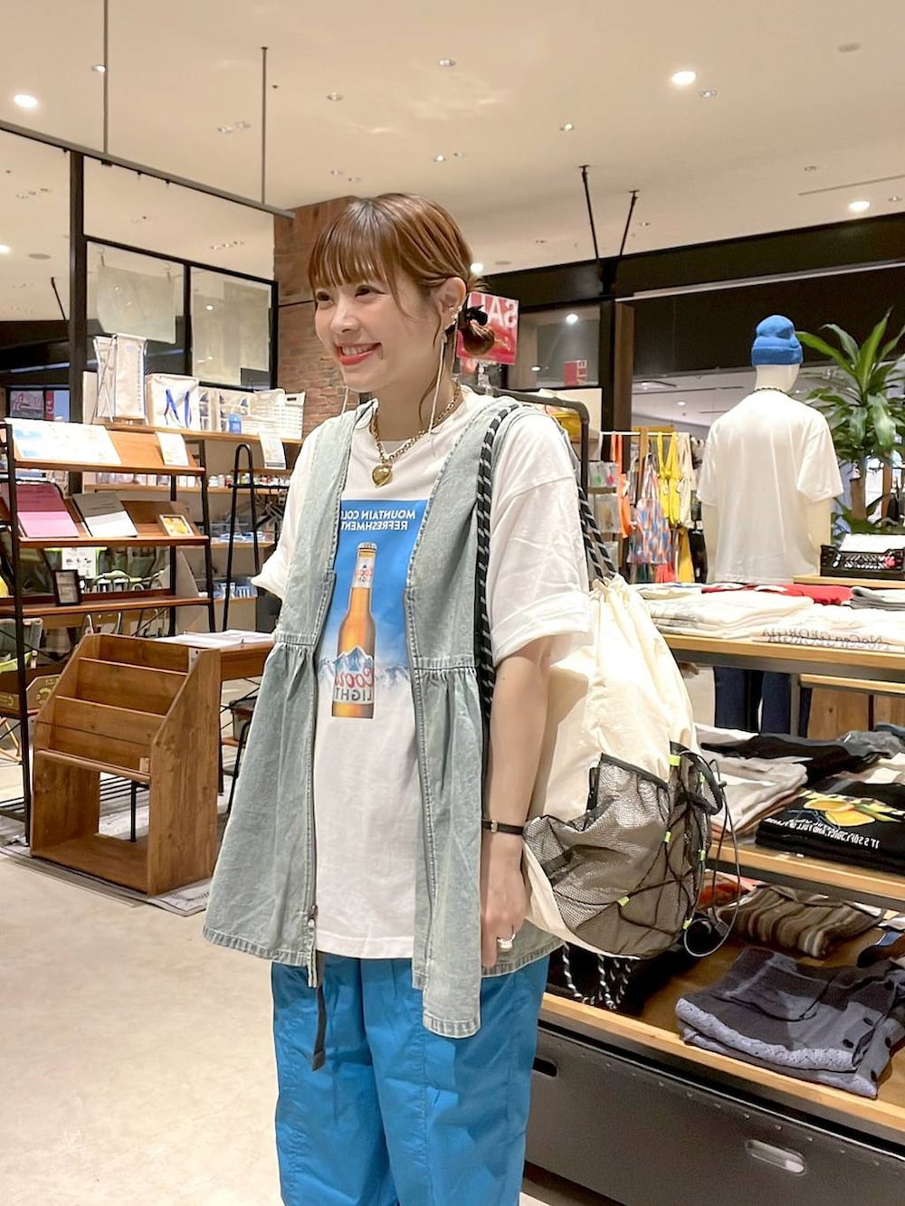 「着痩せ・細見え、体型カバー、ナチュラル、ママコーデ、春コーデ、夏コーデ、カジュアル、niko and ...、淡色コーデ、Over40スタッフ、大人カジュアル、Tシャツ、ベスト、パンツ、リュック・バッグ」｜「niko and...の2WAYガーリーベスト（ベスト、ブルー系）」を使った、みきてぃ24さん（レディース・158cm）の夏コーディネートの2枚目の写真
