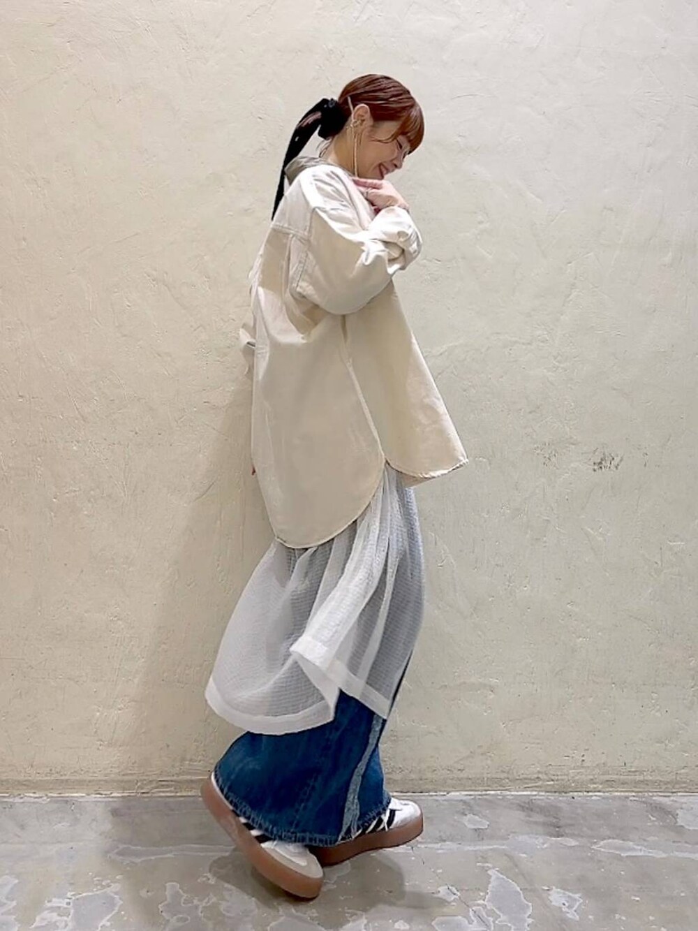 ホワイト系のシャツ/ブラウス、ホワイト系のワンピース、ベージュ系のベストを着用したレディースの秋コーディネートの3枚目の写真