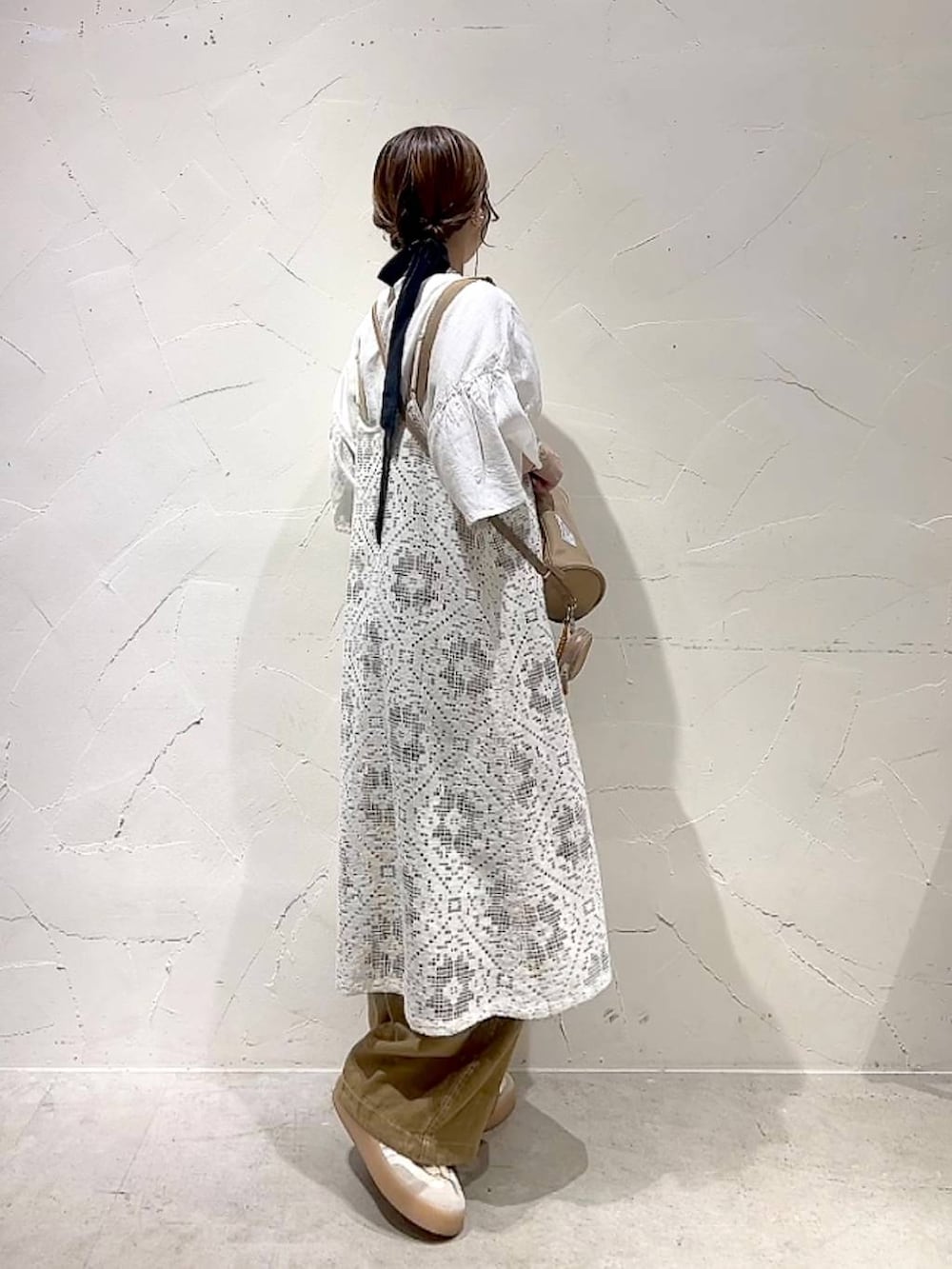 「着痩せ・細見え、体型カバー、ナチュラル、ママコーデ、春コーデ、夏コーデ、カジュアル、niko and ...、淡色コーデ、Over40スタッフ、大人カジュアル、キャリーバッグ、ショルダーバッグ、ブラウス、サロペット」｜「niko and...のオリジナルニコロゴキャリーケースS/容量30-35L（トラベルグッズ、ホワイト系）」を使った、みきてぃ24さん（レディース・158cm）の夏コーディネートの4枚目の写真