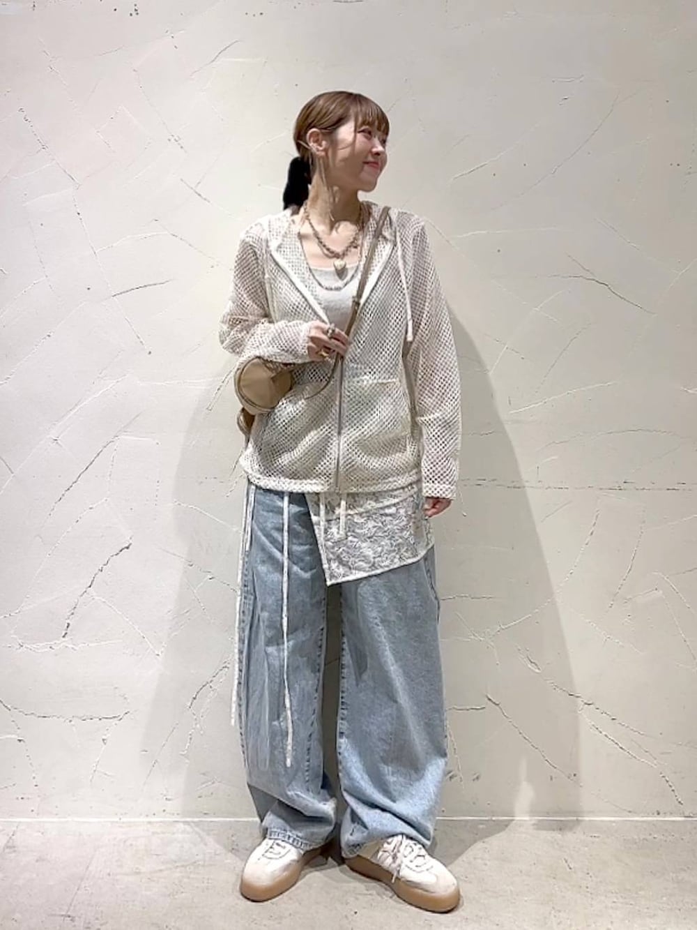 「着痩せ・細見え、体型カバー、ナチュラル、ママコーデ、春コーデ、夏コーデ、カジュアル、niko and ...、淡色コーデ、Over40スタッフ、大人カジュアル、パーカー、スカート、デニムパンツ、ショルダーバッグ」｜「niko and...の【WILLIAM B.ELIOTT】メッシュZIPパーカー（パーカー、ホワイト系）」を使った、みきてぃ24さん（レディース・158cm）の春コーディネートの7枚目の写真