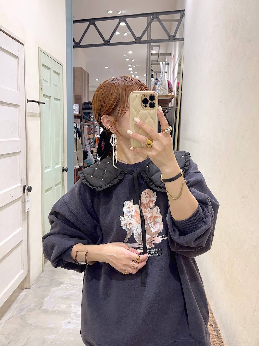 ブラウン系のその他パンツ、ブルー系のスウェット、ブラック系の付け襟を着用したレディースの冬コーディネートの7枚目の写真