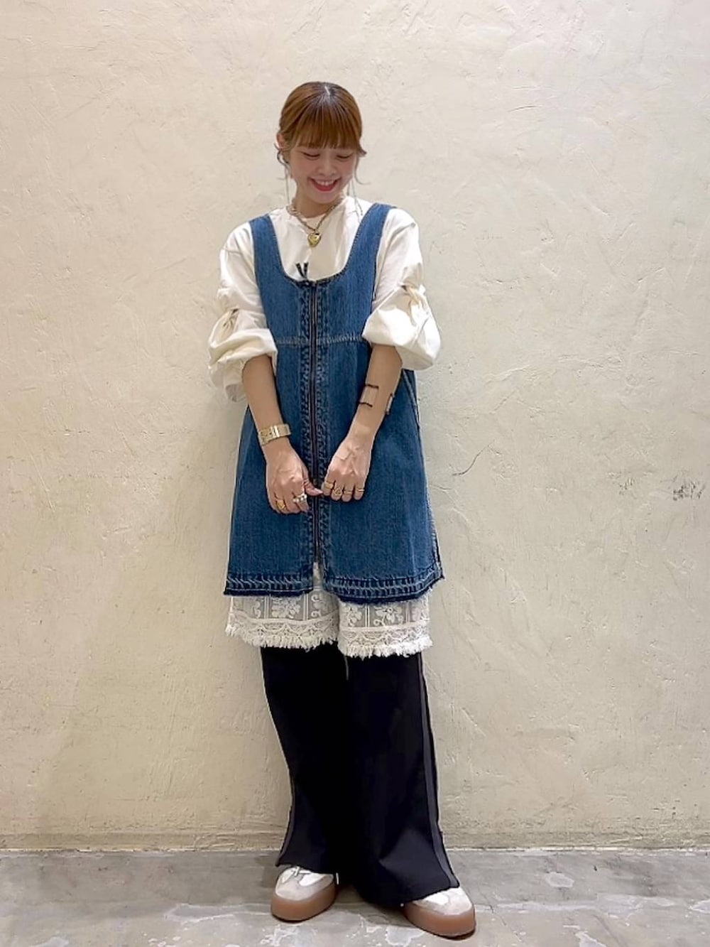ブルー系のドレス、ベージュ系のその他パンツ、ブラック系のその他パンツを着用したレディースの冬コーディネートの3枚目の写真