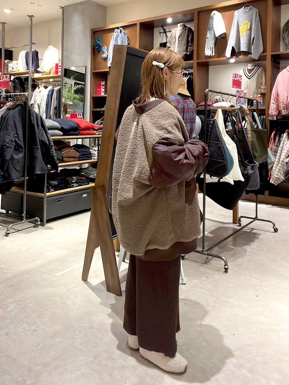 ホワイト系のTシャツ/カットソー、レッド系のMA-1、ブラウン系のスカートを着用したレディースの冬コーディネートの8枚目の写真