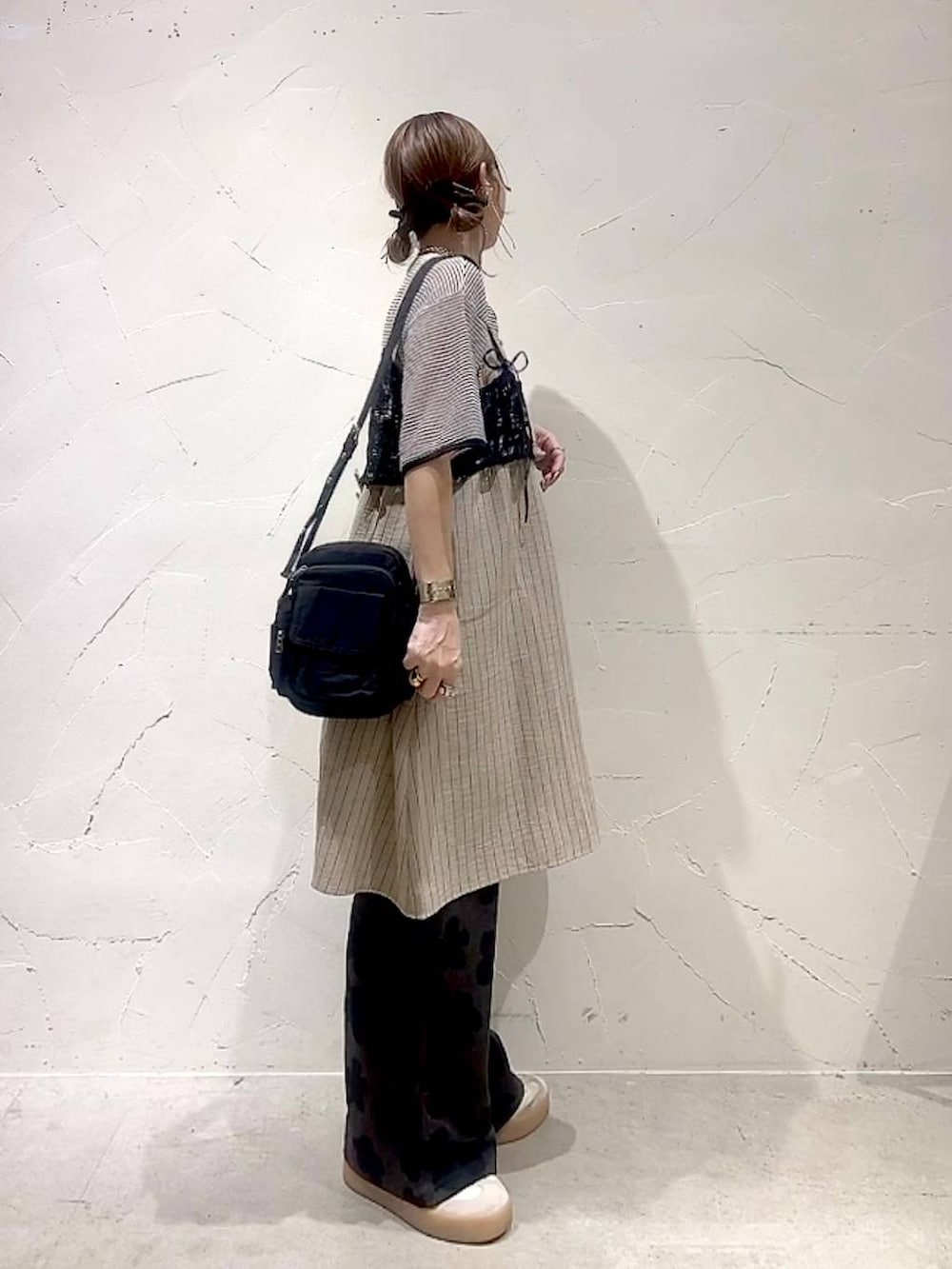 「着痩せ・細見え、体型カバー、ナチュラル、ママコーデ、春コーデ、夏コーデ、カジュアル、niko and ...、淡色コーデ、Over40スタッフ、大人カジュアル、キャミワンピース、パンツ、キャミソール、ショルダーバッグ」｜「niko and...のオリジナルマルチポケットショルダーバッグ（ショルダーバッグ、ブラック系）」を使った、みきてぃ24さん（レディース・158cm）の夏コーディネートの4枚目の写真