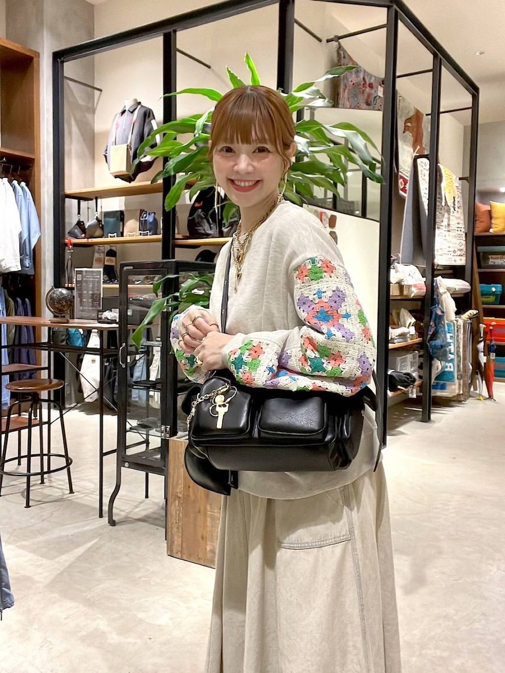 「ショルダーバッグ、シンプルコーデ、着痩せ・細見え、体型カバー、ナチュラル、ママコーデ、春コーデ、カジュアル、niko and ...、淡色コーデ、Over40スタッフ、大人カジュアル、スウェット、スカート、ロングスカート」｜「niko and...のベルトフレアスカート（スカート、ベージュ系）」を使った、みきてぃ24さん（レディース・158cm）の春コーディネートの2枚目の写真