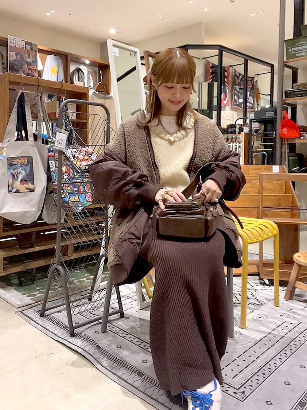 ホワイト系のTシャツ/カットソー、レッド系のMA-1、ブラウン系のスカートを着用したレディースの冬コーディネートの9枚目の写真