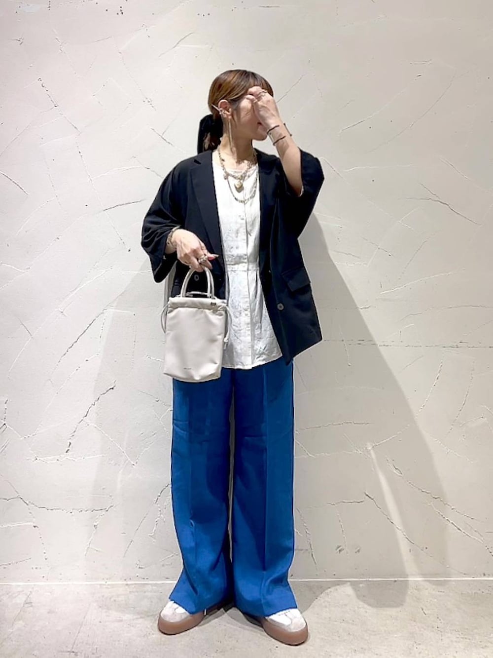 ホワイト系のシャツ/ブラウス、ブルー系のその他パンツ、ブラック系のテーラードジャケットを着用したレディースの春コーディネートの8枚目の写真