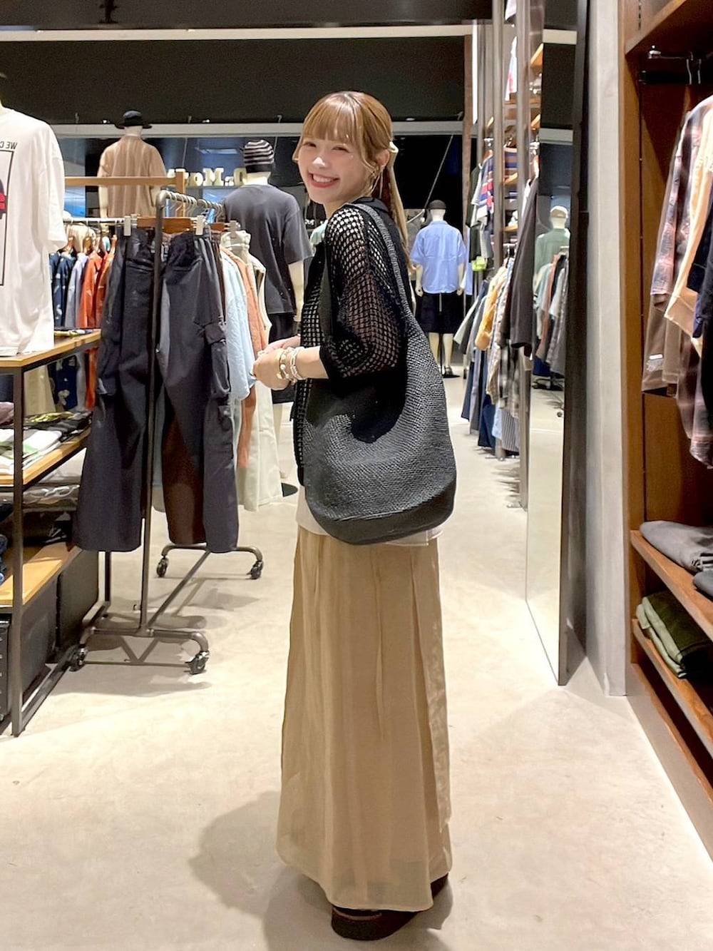 ベージュ系のその他トップス、ブラック系のサンダル、ブラック系のニット/セーターを着用したレディースの夏コーディネートの7枚目の写真