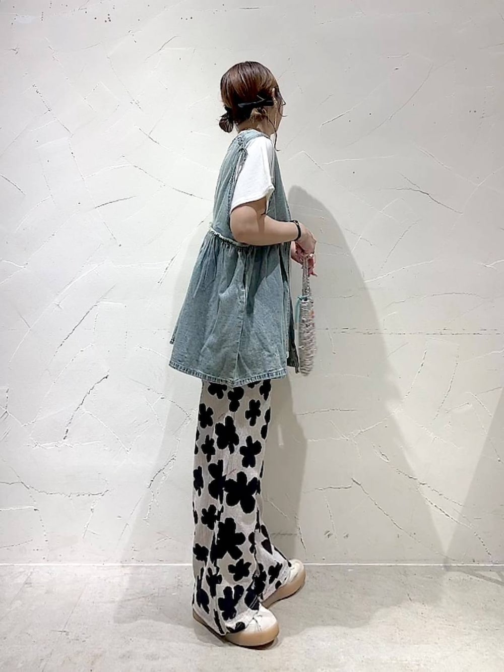 「着痩せ・細見え、体型カバー、ナチュラル、ママコーデ、春コーデ、夏コーデ、カジュアル、niko and ...、淡色コーデ、Over40スタッフ、大人カジュアル、ベスト、Tシャツ、パンツ、ショルダーバッグ」｜「niko and...の2WAYガーリーベスト（ベスト、ブルー系）」を使った、みきてぃ24さん（レディース・158cm）の夏コーディネートの4枚目の写真