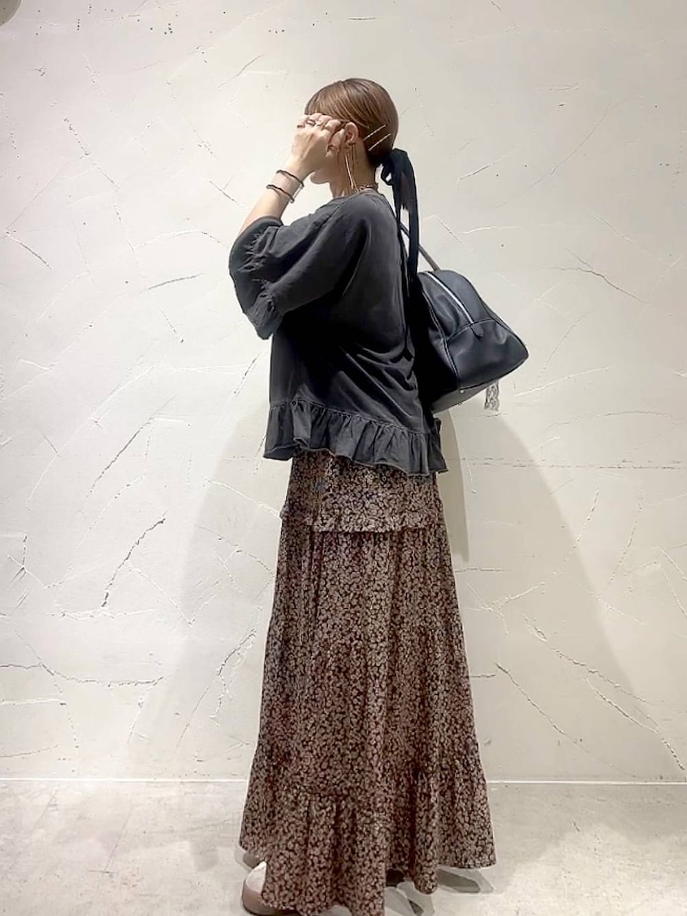 「着痩せ・細見え、体型カバー、ナチュラル、ママコーデ、春コーデ、夏コーデ、カジュアル、niko and ...、淡色コーデ、Over40スタッフ、大人カジュアル、Tシャツ、スカート、ロングスカート、ボストンバッグ」｜「eLの【eL】Large Boston Bag/288120（ショルダーバッグ、ブラック系）」を使った、みきてぃ24さん（レディース・158cm）の春コーディネートの6枚目の写真