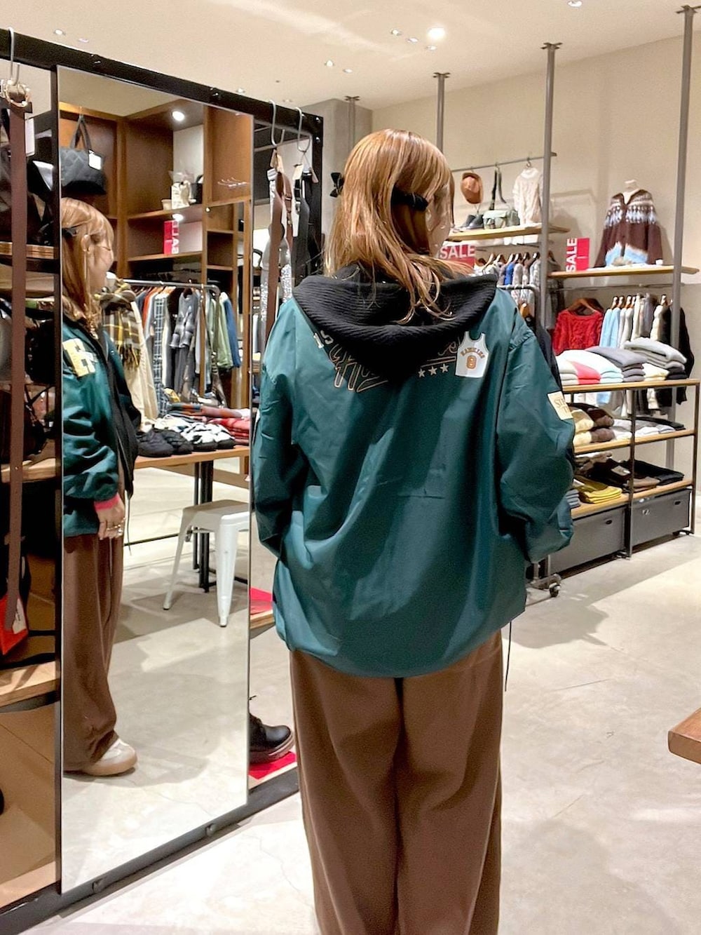 ブラウン系のその他パンツ、ブラック系のニット/セーター、ブラック系のニット/セーターを着用したレディースの冬コーディネートの4枚目の写真