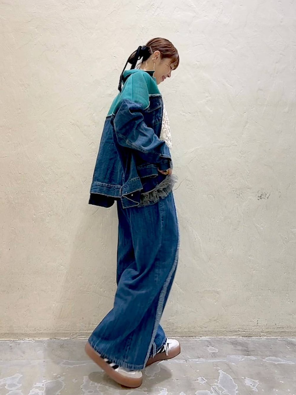 ベージュ系のその他トップス、ブルー系のデニムパンツ、ブルー系のデニムジャケットを着用したレディースの夏コーディネートの3枚目の写真
