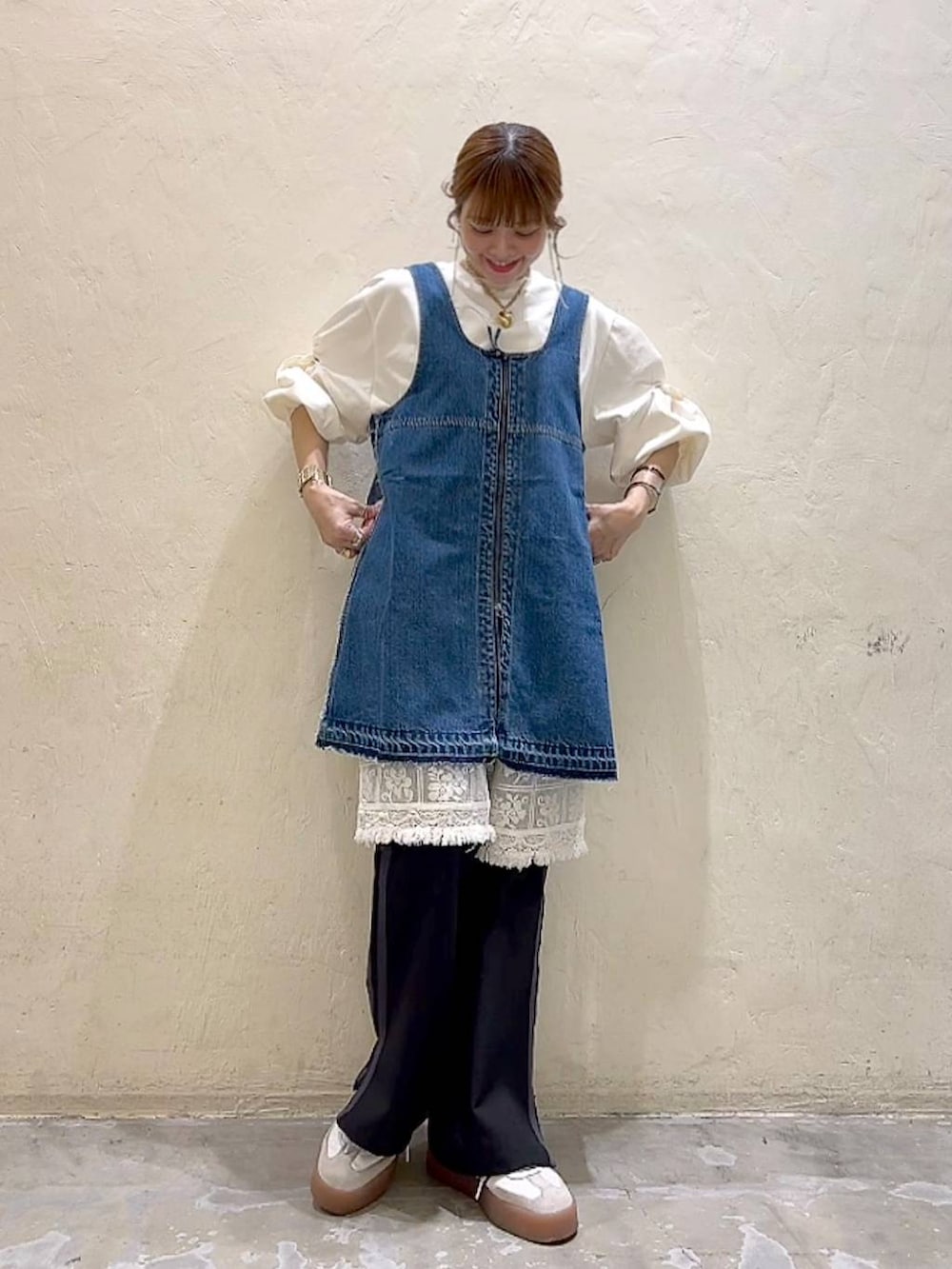 ブルー系のドレス、ベージュ系のその他パンツ、ブラック系のその他パンツを着用したレディースの冬コーディネートの2枚目の写真