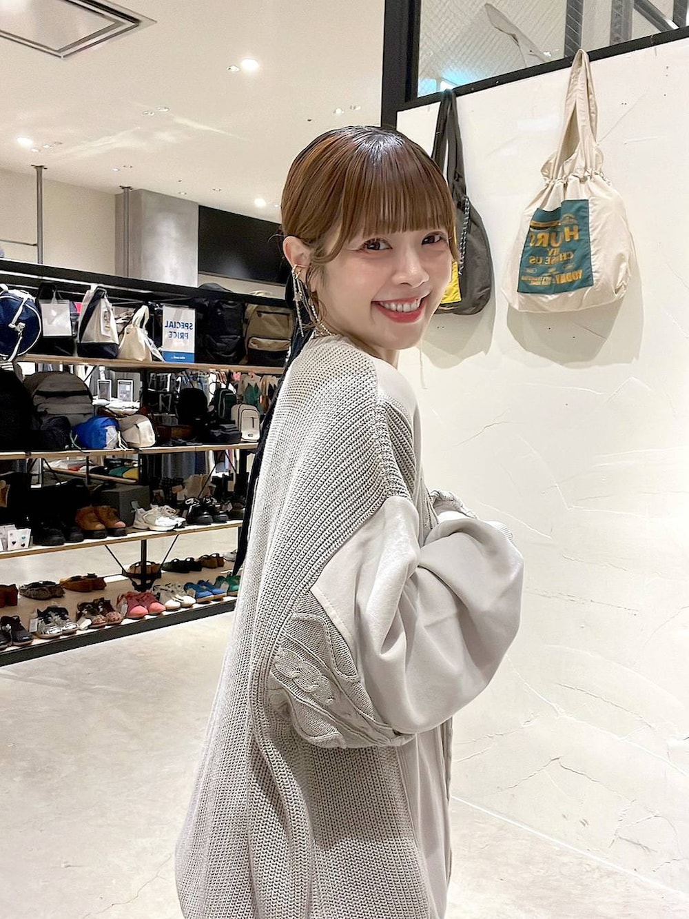 グリーン系のその他パンツ、ゴールド系のネックレスを着用したレディースの秋コーディネートの3枚目の写真