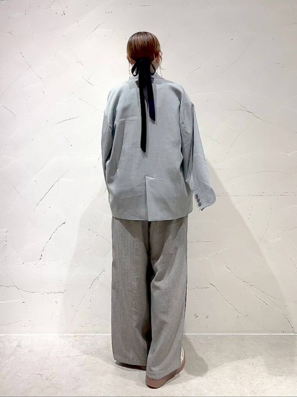 ホワイト系のTシャツ/カットソー、グレー系のテーラードジャケット、グレー系のその他トップスを着用したレディースの春コーディネートの5枚目の写真