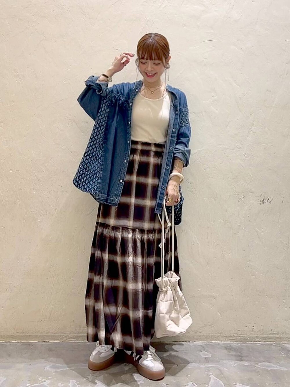 「デニムジャケット、スカート、シンプルコーデ、着痩せ・細見え、体型カバー、ナチュラル、ママコーデ、秋コーデ、冬コーデ、カジュアル、niko and ...、淡色コーデ、Over40スタッフ、大人カジュアル、シャツ」｜みきてぃ24さん（骨格ウェーブ・レディース・158cm）の秋コーディネートの6枚目の写真