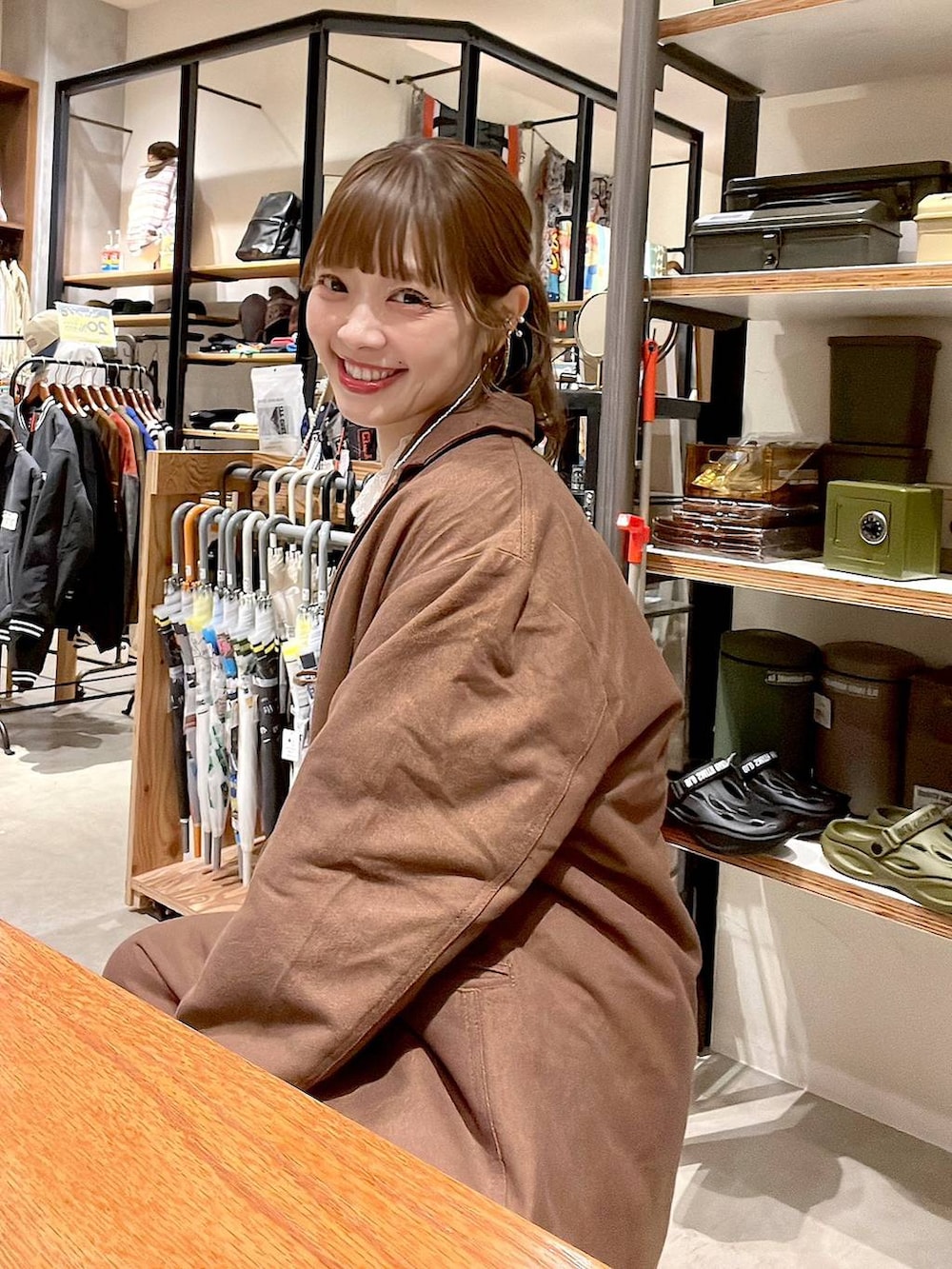 ブラウン系のその他トップス、ブラウン系のその他パンツ、その他のシャツ/ブラウスを着用したレディースの秋コーディネートの2枚目の写真