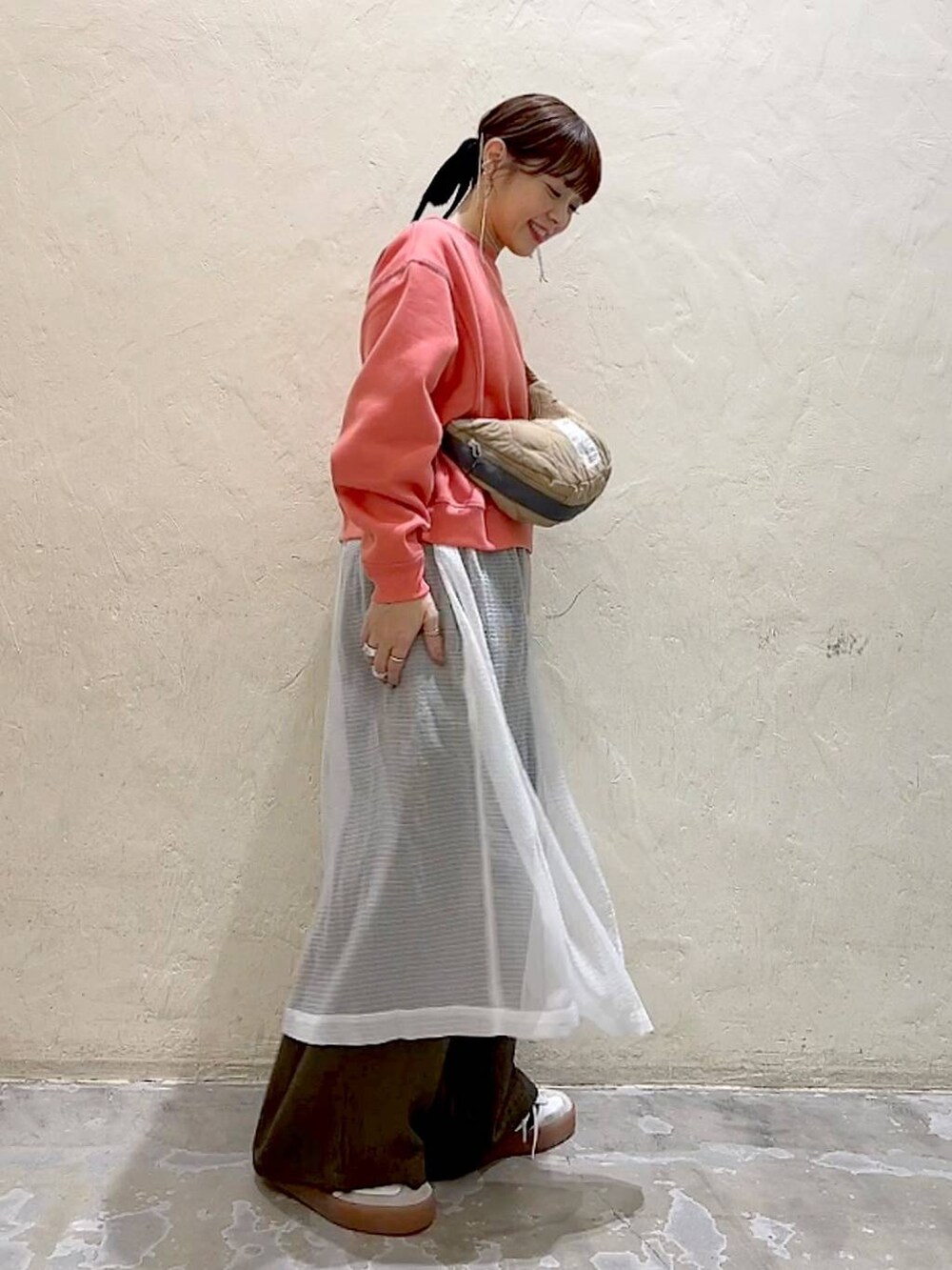 ブラウン系のその他パンツ、ホワイト系のワンピース、ピンク系のスウェットを着用したレディースの秋コーディネートの4枚目の写真