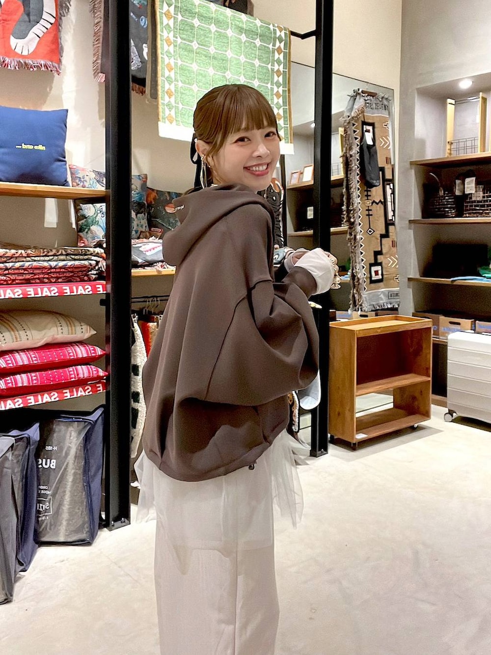 ブラック系のショルダーバッグ、ベージュ系のスニーカー、ベージュ系のその他パンツを着用したレディースの冬コーディネートの2枚目の写真