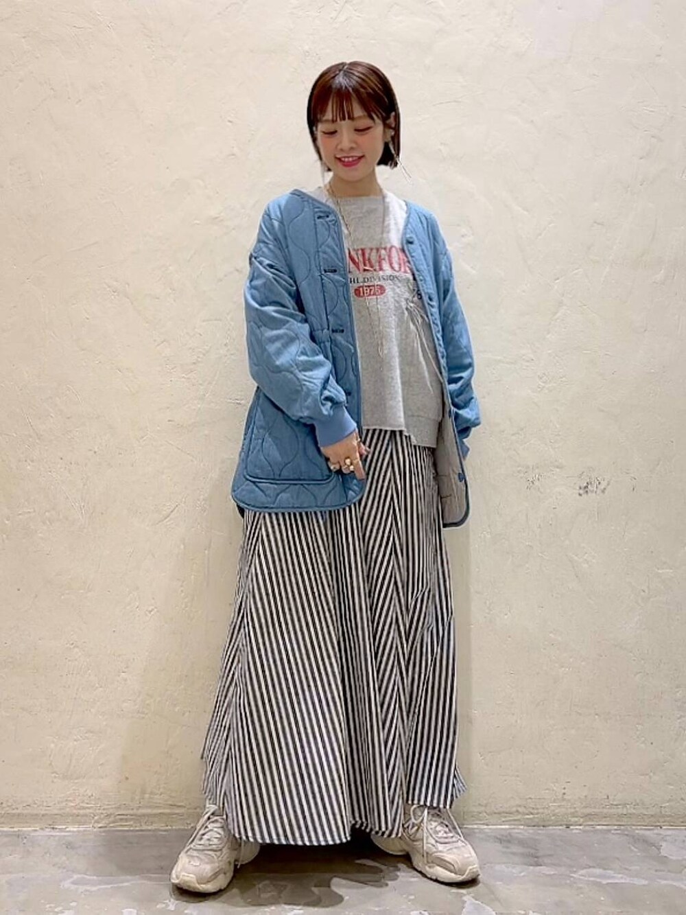 グレー系のTシャツ/カットソー、ブルー系のその他アウター、ブルー系のスカートを着用したレディースの春コーディネートの6枚目の写真