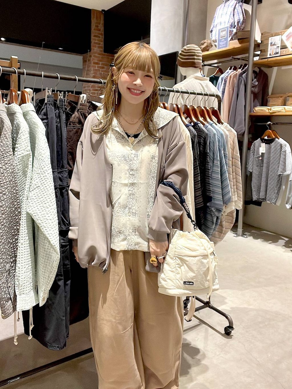 ベージュ系のスニーカー、イエロー系のその他パンツ、ベージュ系のシャツ/ブラウスを着用したレディースの春コーディネートの8枚目の写真