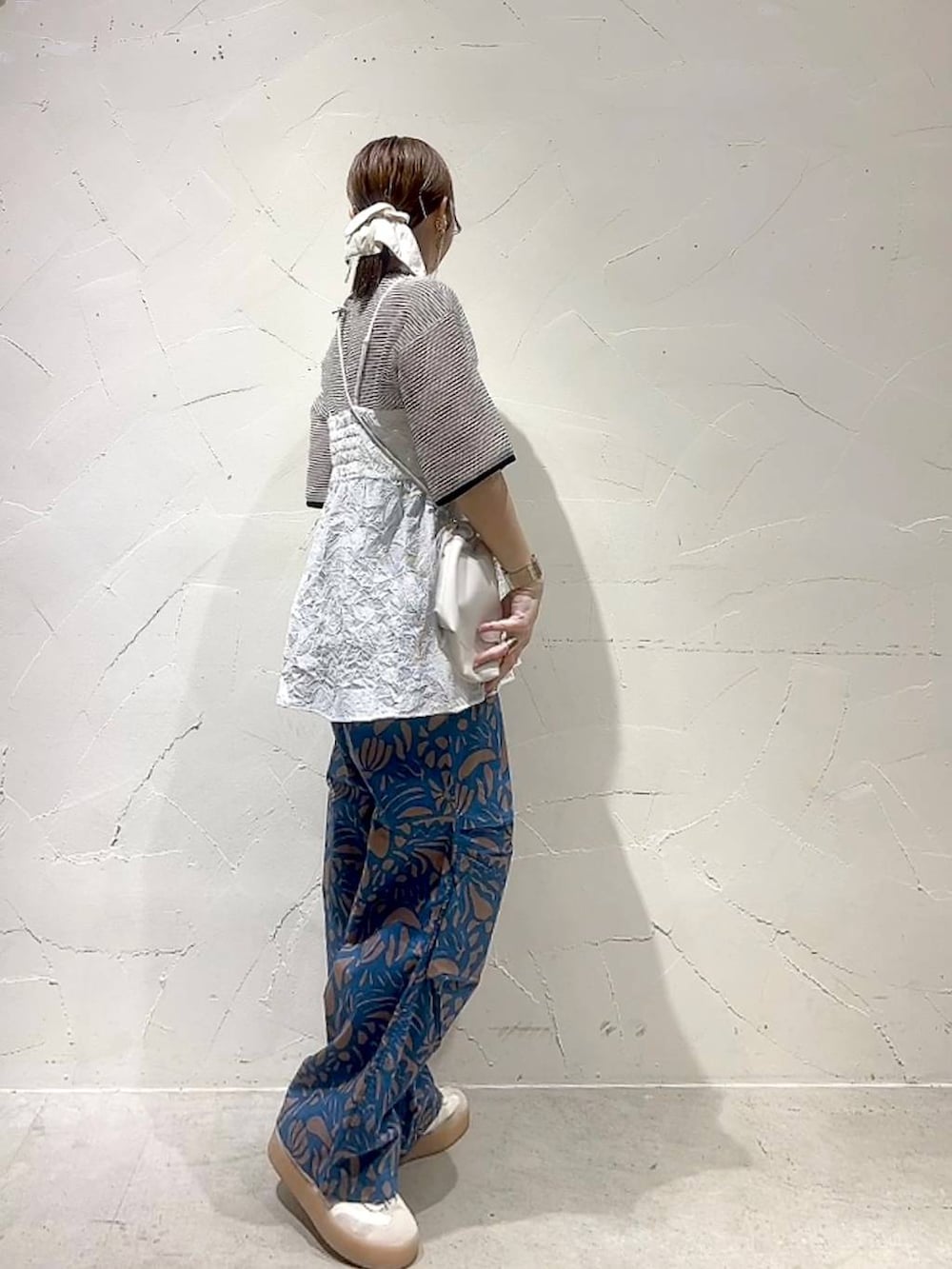 「着痩せ・細見え、体型カバー、ナチュラル、ママコーデ、春コーデ、夏コーデ、カジュアル、niko and ...、淡色コーデ、Over40スタッフ、大人カジュアル、キャミソール、パンツ、Tシャツ」｜「niko and...のDRYチルイージープリントパンツ（その他パンツ、ブルー系）」を使った、みきてぃ24さん（レディース・158cm）の春コーディネートの4枚目の写真