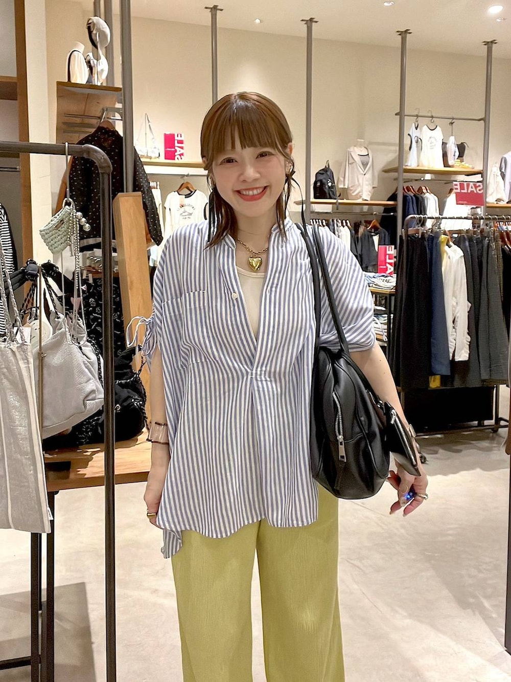 「着痩せ・細見え、体型カバー、ナチュラル、ママコーデ、春コーデ、夏コーデ、カジュアル、niko and ...、淡色コーデ、Over40スタッフ、大人カジュアル、シャツ、ブラウス、パンツ、ボストンバッグ」｜「Me%のハート2SETカラビナ　106345（その他雑貨、ベージュ系）」を使った、みきてぃ24さん（レディース・158cm）の夏コーディネートの7枚目の写真