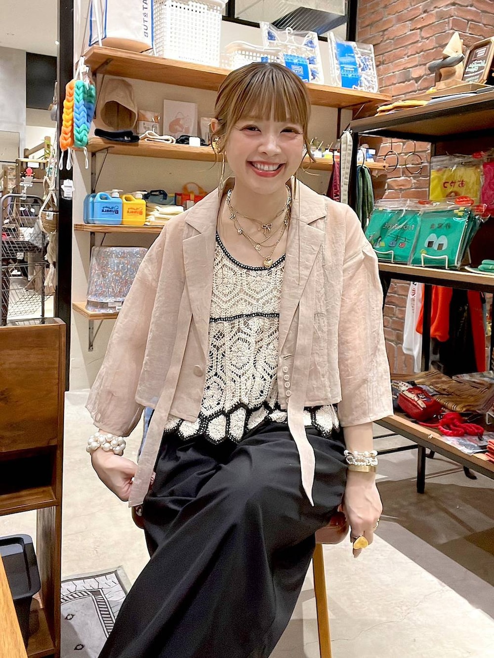 ベージュ系のその他トップス、ブラック系のその他パンツ、イエロー系のアナログ腕時計を着用したレディースの夏コーディネートの6枚目の写真