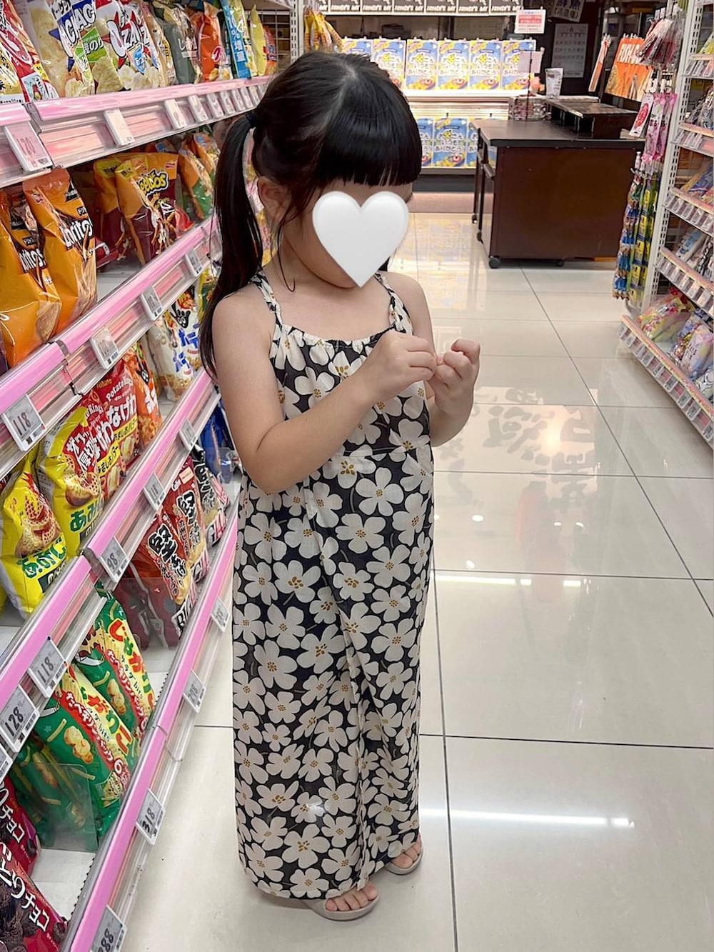 ブラック系のショルダーバッグ、グリーン系のシャツ/ブラウス、グリーン系のその他パンツを着用したキッズの夏コーディネートの10枚目の写真