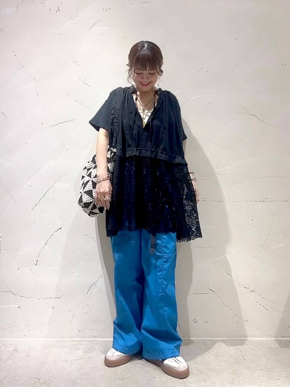 「着痩せ・細見え、体型カバー、ナチュラル、ママコーデ、春コーデ、夏コーデ、カジュアル、niko and ...、淡色コーデ、Over40スタッフ、大人カジュアル、ブラウス、パンツ、トートバッグ」｜「niko and...のDRYチルイージーベルトパンツ（その他パンツ、ブルー系）」を使った、みきてぃ24さん（レディース・158cm）の夏コーディネートの9枚目の写真