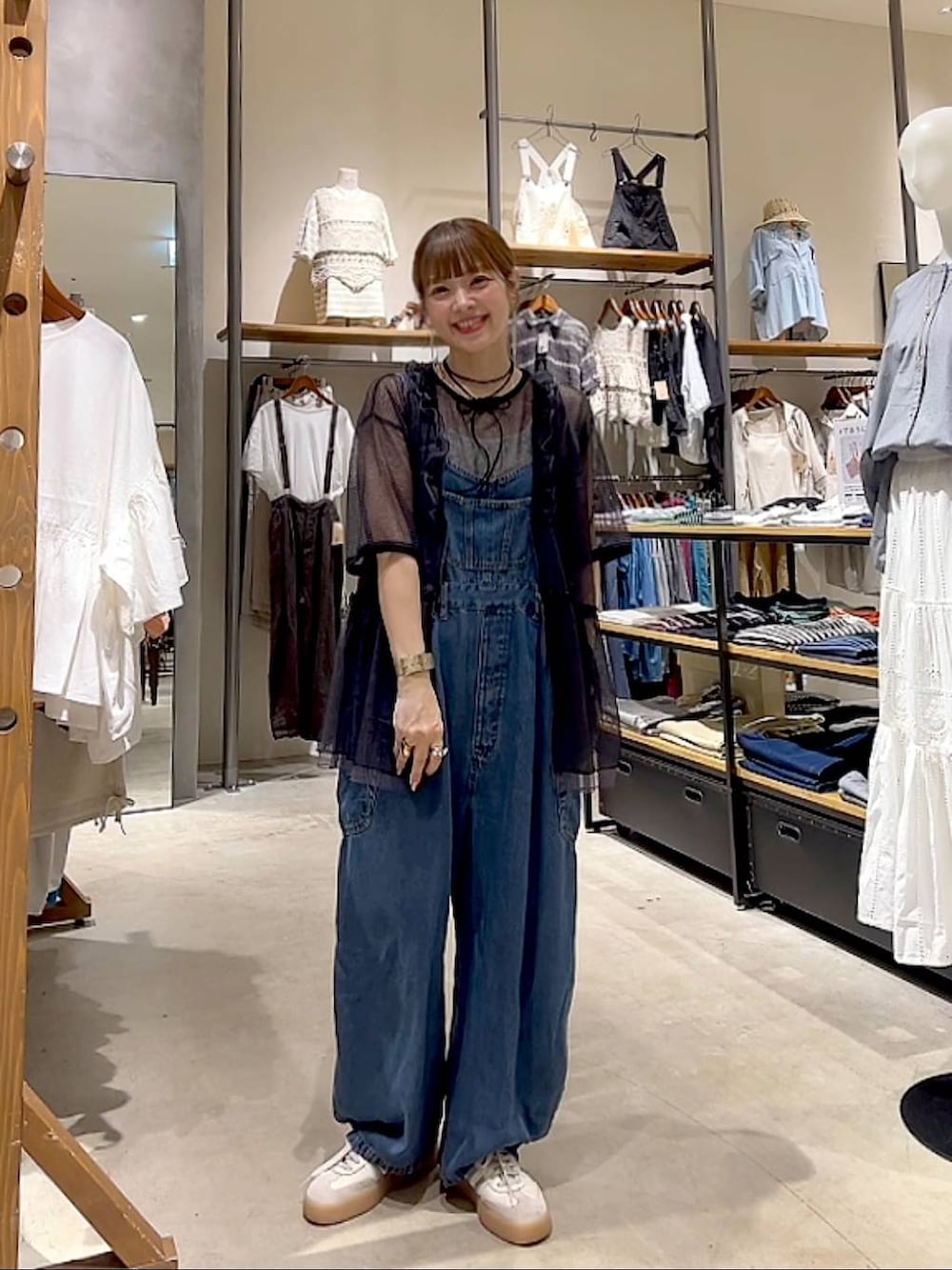 「着痩せ・細見え、体型カバー、ナチュラル、ママコーデ、春コーデ、夏コーデ、カジュアル、niko and ...、淡色コーデ、Over40スタッフ、大人カジュアル、ベスト、サロペット、シアートップス、カップ付きインナー」｜「bijorieの【bijorie】カップ付き モチモチコットンバッククロスキャミ／NEW BASIC series（インナーウェア/肌着、ベージュ系）」を使った、みきてぃ24さん（レディース・158cm）の春コーディネートの9枚目の写真