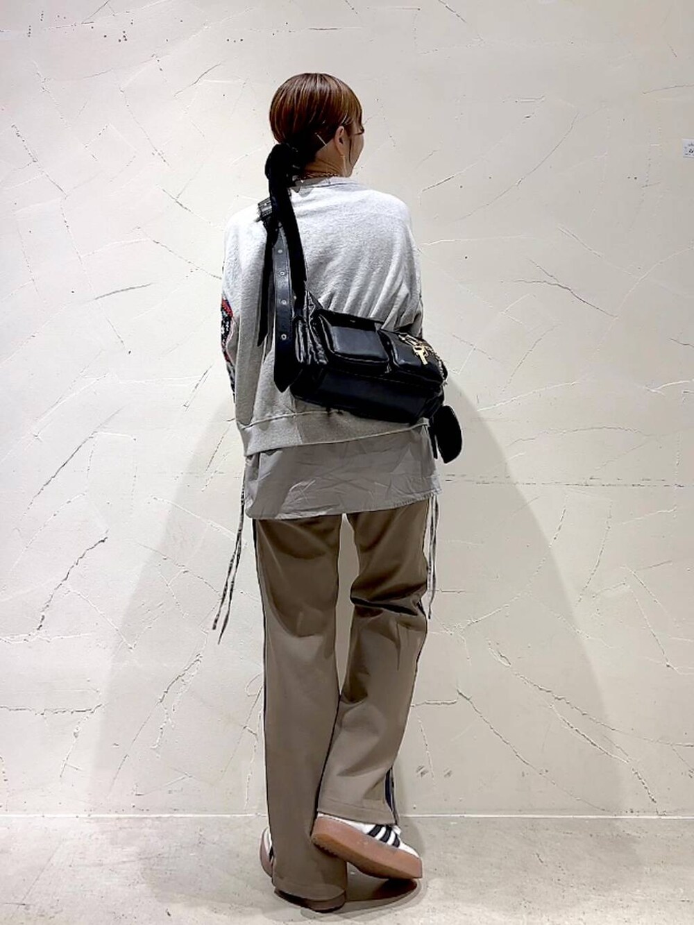 「着痩せ・細見え、体型カバー、パンツ、ショルダーバッグ、ナチュラル、ママコーデ、春コーデ、カジュアル、niko and ...、淡色コーデ、Over40スタッフ、大人カジュアル、スウェット、シャツ、レイヤードスタイル」｜「niko and...の3WAYサイドギャザーシャツ（シャツ/ブラウス、グレー系）」を使った、みきてぃ24さん（レディース・158cm）の春コーディネートの4枚目の写真