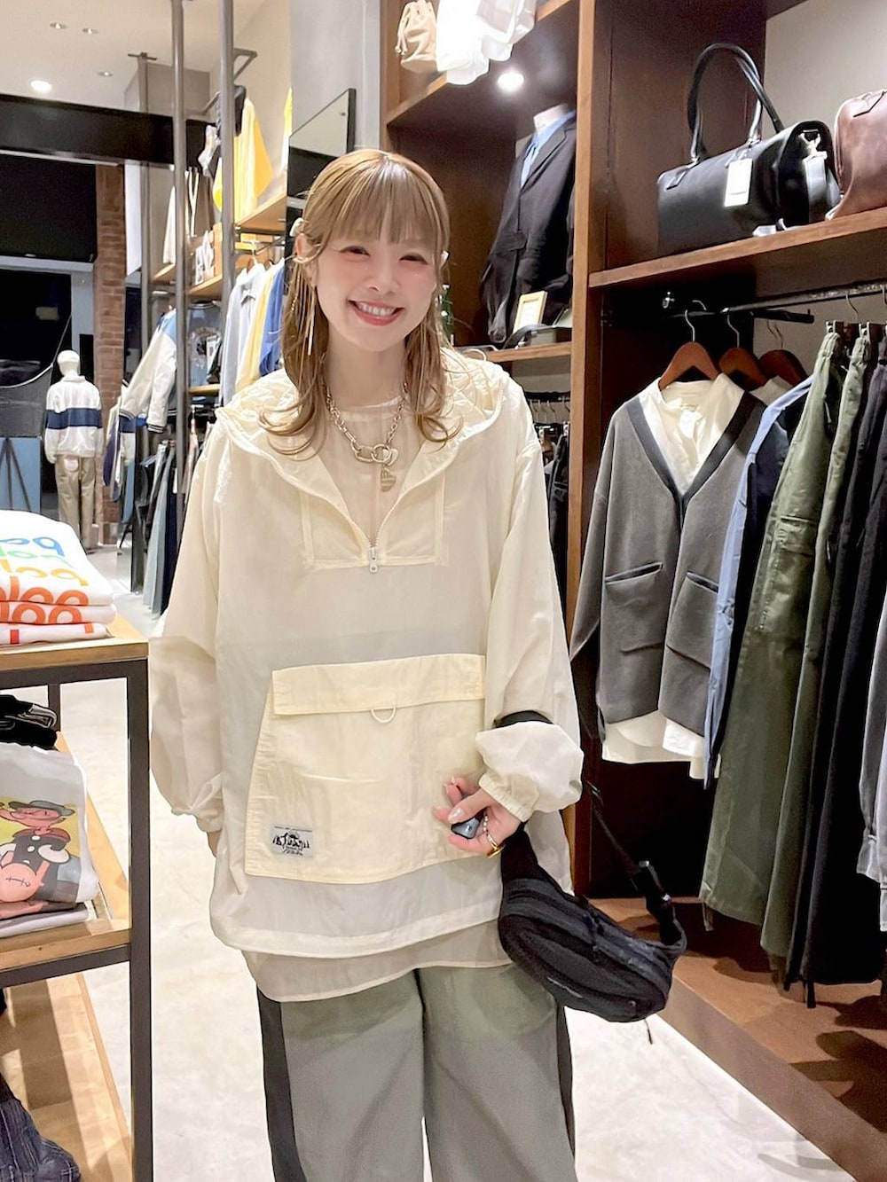 ブラック系のボディバッグ/ウエストポーチ、グリーン系のその他パンツを着用したレディースの春コーディネートの2枚目の写真