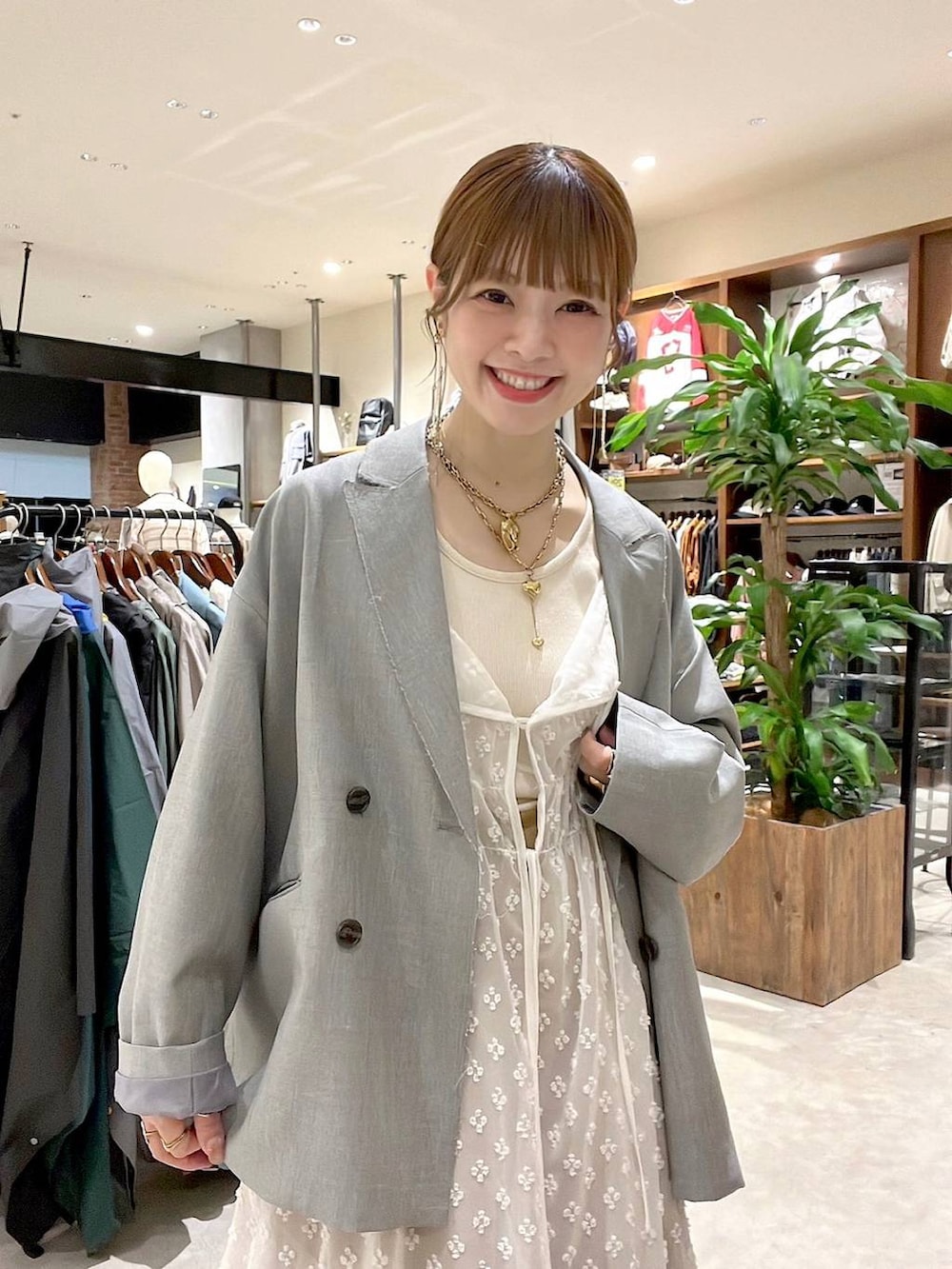「着痩せ・細見え、体型カバー、ナチュラル、ママコーデ、春コーデ、夏コーデ、カジュアル、niko and ...、淡色コーデ、Over40スタッフ、大人カジュアル、ジャケット、ジャケットスタイル、ワンピース、パンツ」｜「niko and...のホヅホヅBIGダブルジャケット（テーラードジャケット、グレー系）」を使った、みきてぃ24さん（レディース・158cm）の春コーディネートの7枚目の写真