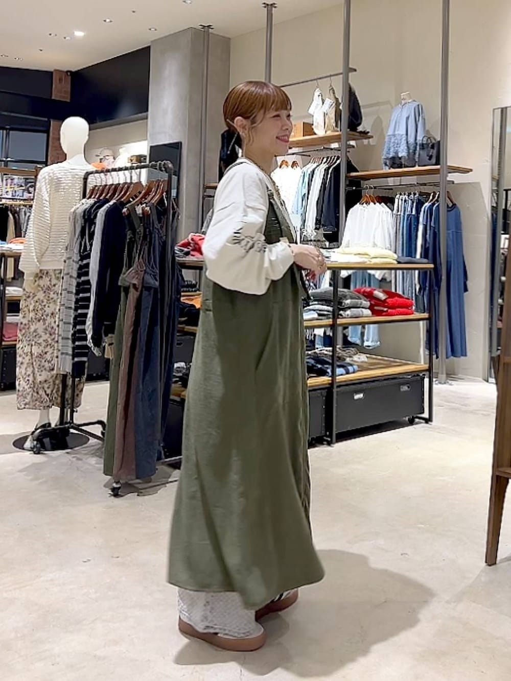 「着痩せ・細見え、体型カバー、ナチュラル、ママコーデ、春コーデ、カジュアル、niko and ...、淡色コーデ、Over40スタッフ、大人カジュアル、ワンピース、ロンT、パンツ、デニムパンツ、NKJコーデ_niko and ...」｜「niko and...の2WAYフリルジャンパースカート（ジャンパースカート、グリーン系）」を使った、みきてぃ24さん（レディース・158cm）の春コーディネートの4枚目の写真