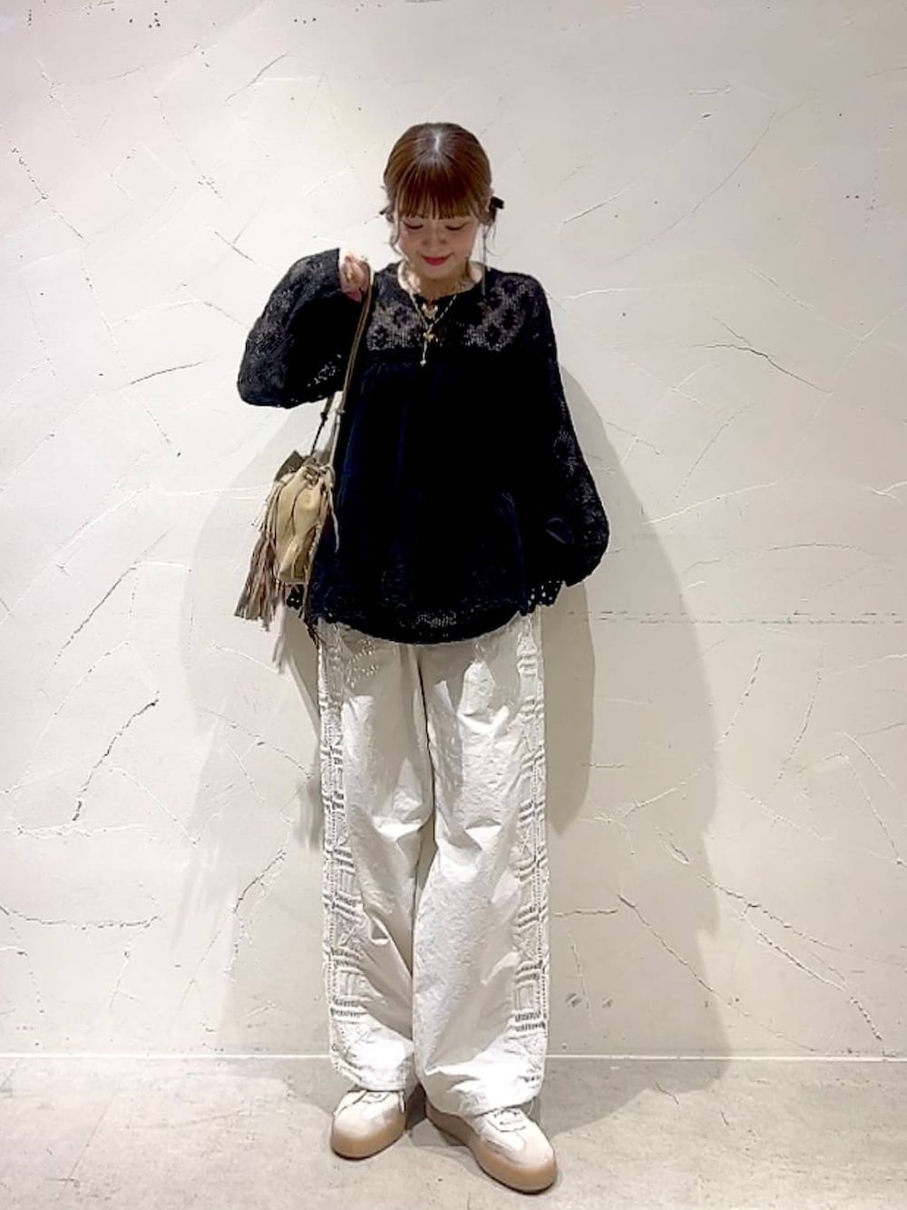 ベージュ系のその他パンツ、ブラック系のTシャツ/カットソー、ブラック系のスカートを着用したレディースの夏コーディネートの3枚目の写真