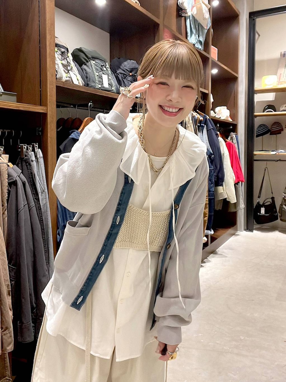 ホワイト系のシャツ/ブラウス、グレー系のカーディガン/ボレロを着用したレディースの春コーディネートの3枚目の写真