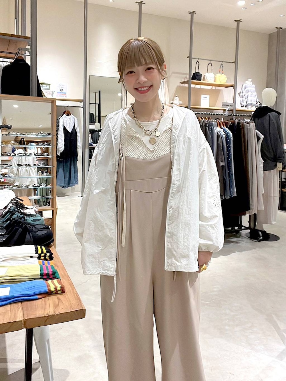 ベージュ系のブルゾン、ブラウン系のスニーカー、ホワイト系のTシャツ/カットソーを着用したレディースの春コーディネートの7枚目の写真