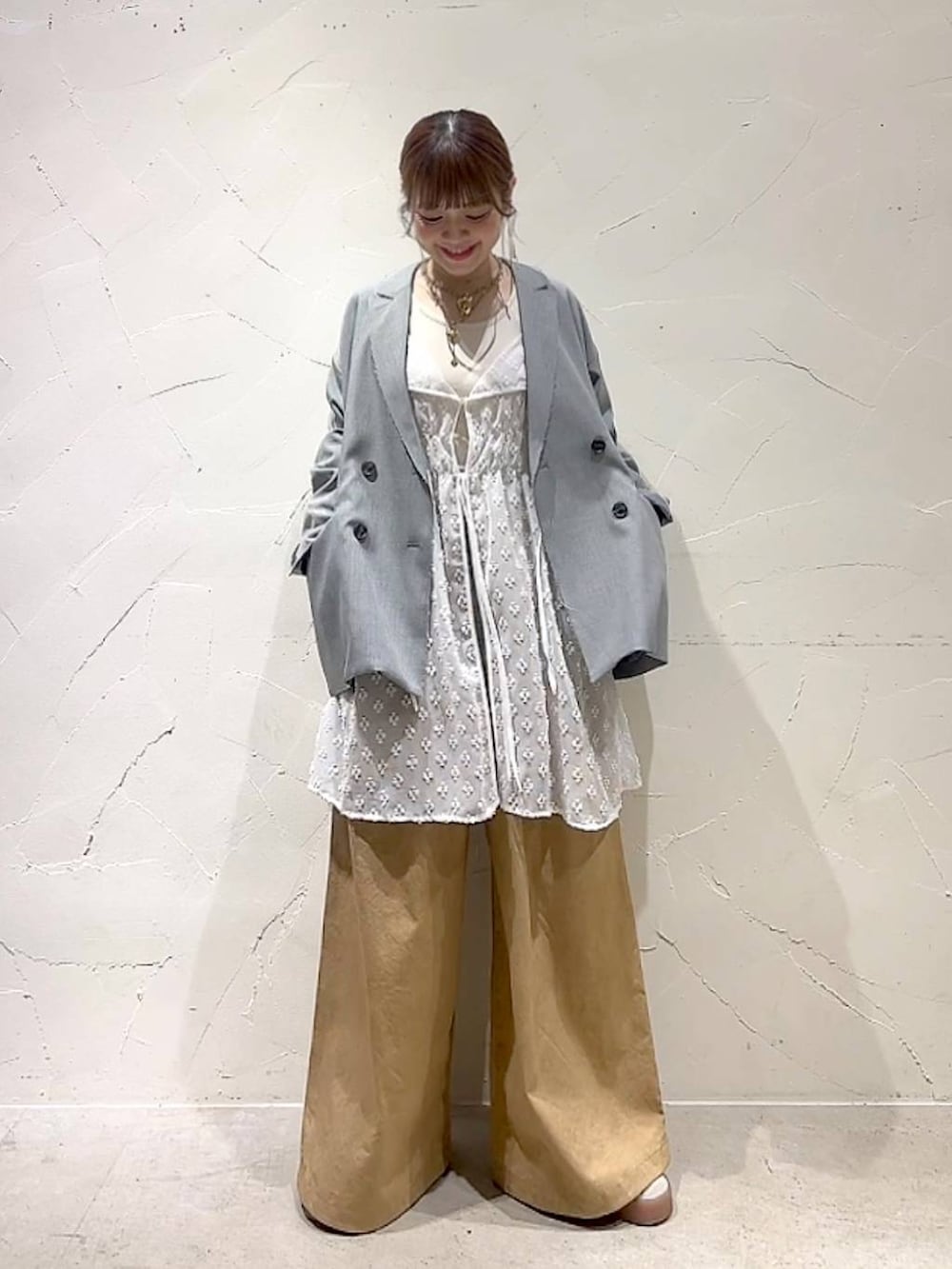「着痩せ・細見え、体型カバー、ナチュラル、ママコーデ、春コーデ、夏コーデ、カジュアル、niko and ...、淡色コーデ、Over40スタッフ、大人カジュアル、ジャケット、ジャケットスタイル、ワンピース、パンツ」｜「niko and...のホヅホヅBIGダブルジャケット（テーラードジャケット、グレー系）」を使った、みきてぃ24さん（レディース・158cm）の春コーディネートの9枚目の写真