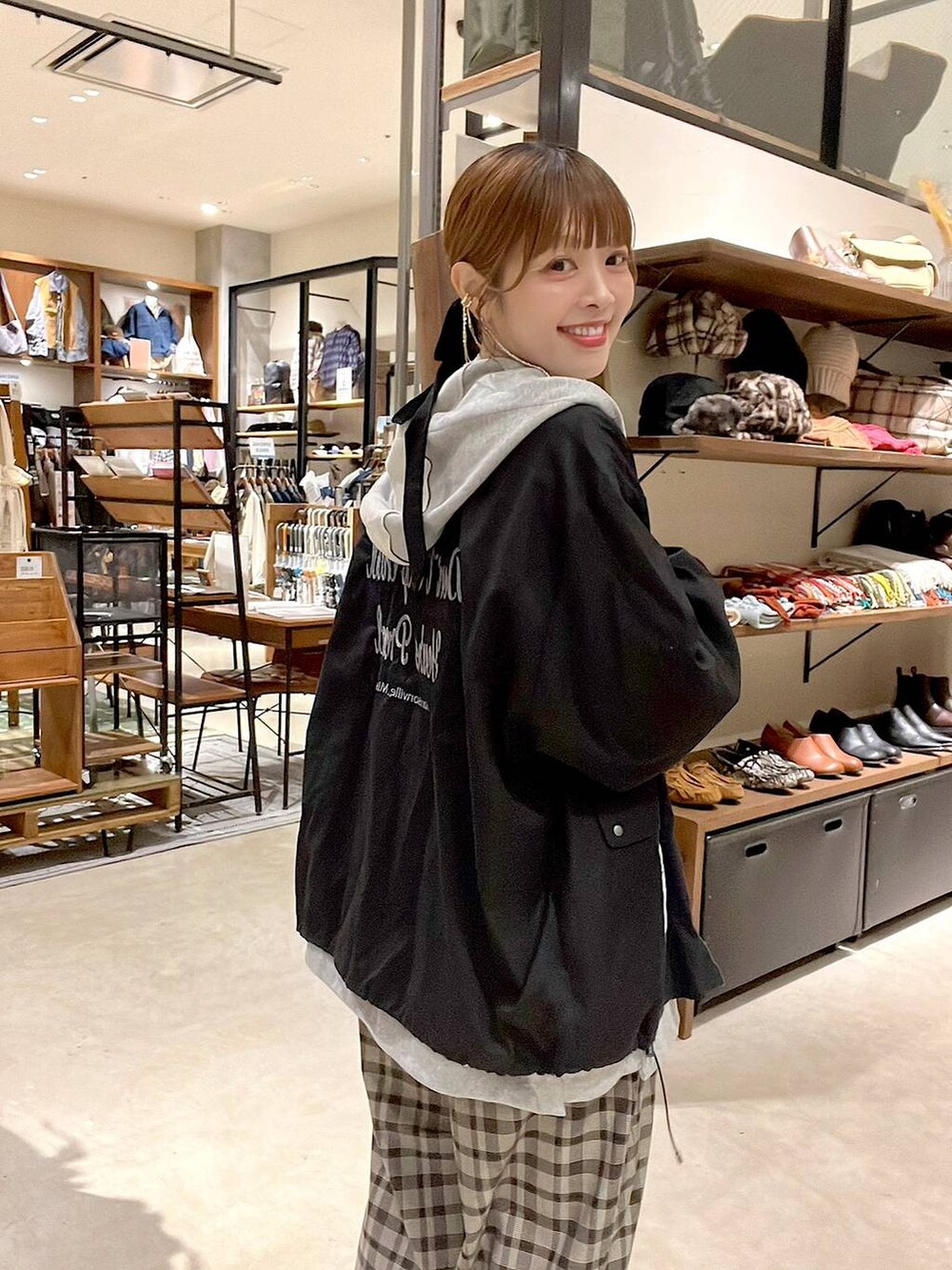 ブラウン系のその他パンツ、イエロー系のネックレスを着用したレディースの秋コーディネートの2枚目の写真